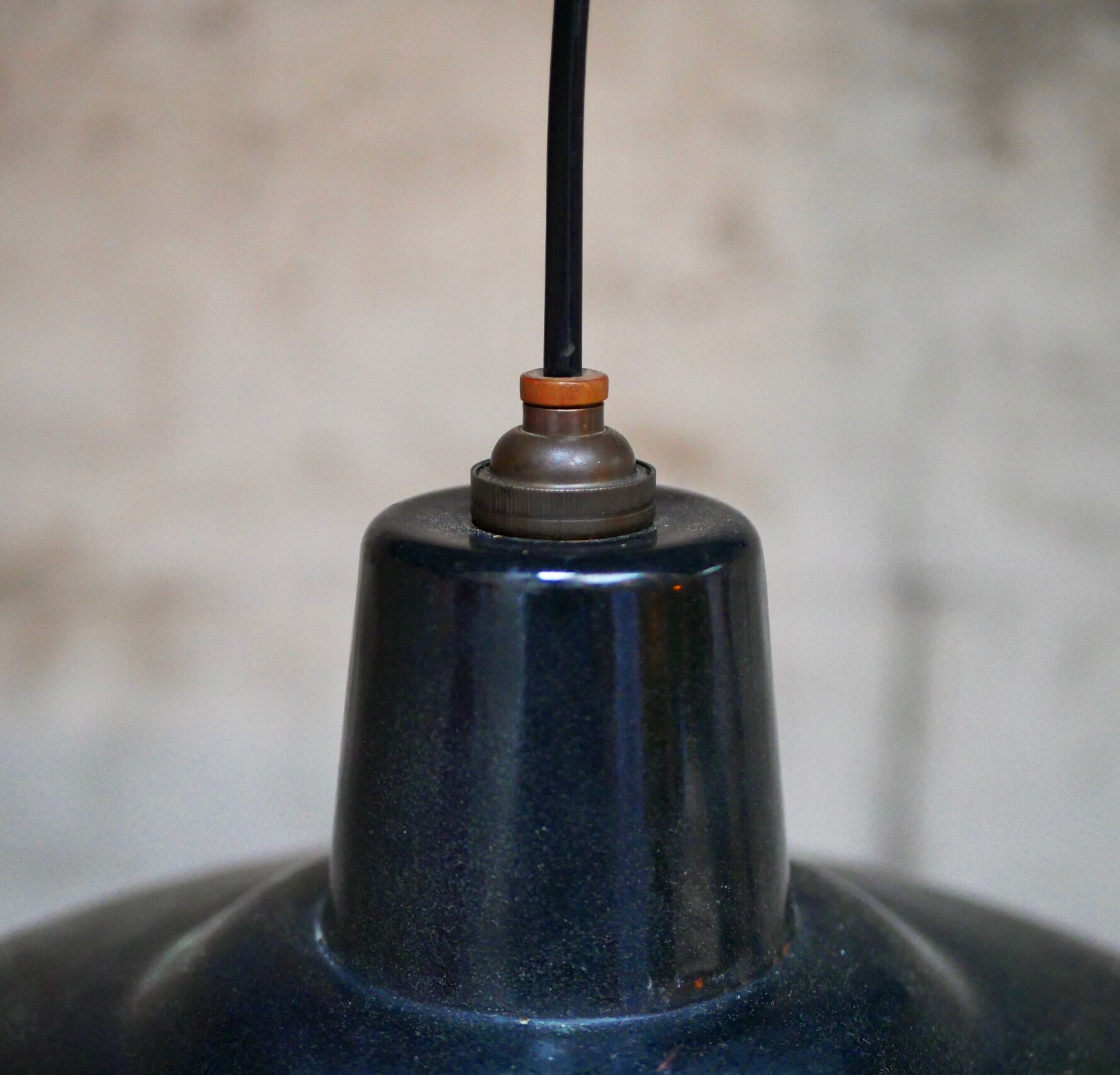Suspension industrielle en tôle émaillée