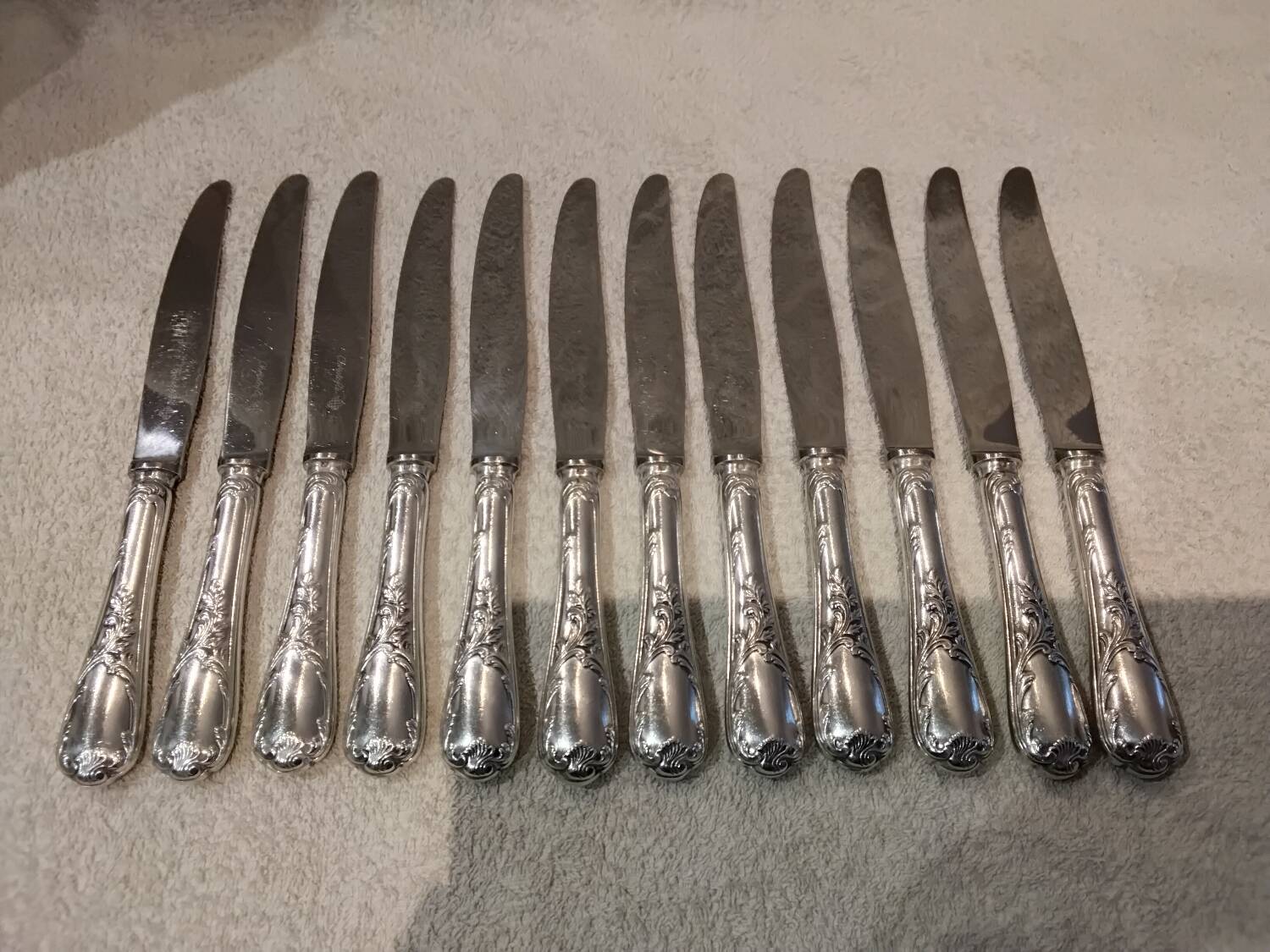 12 couteaux de table en métal argenté orfèvre Christofle Marly