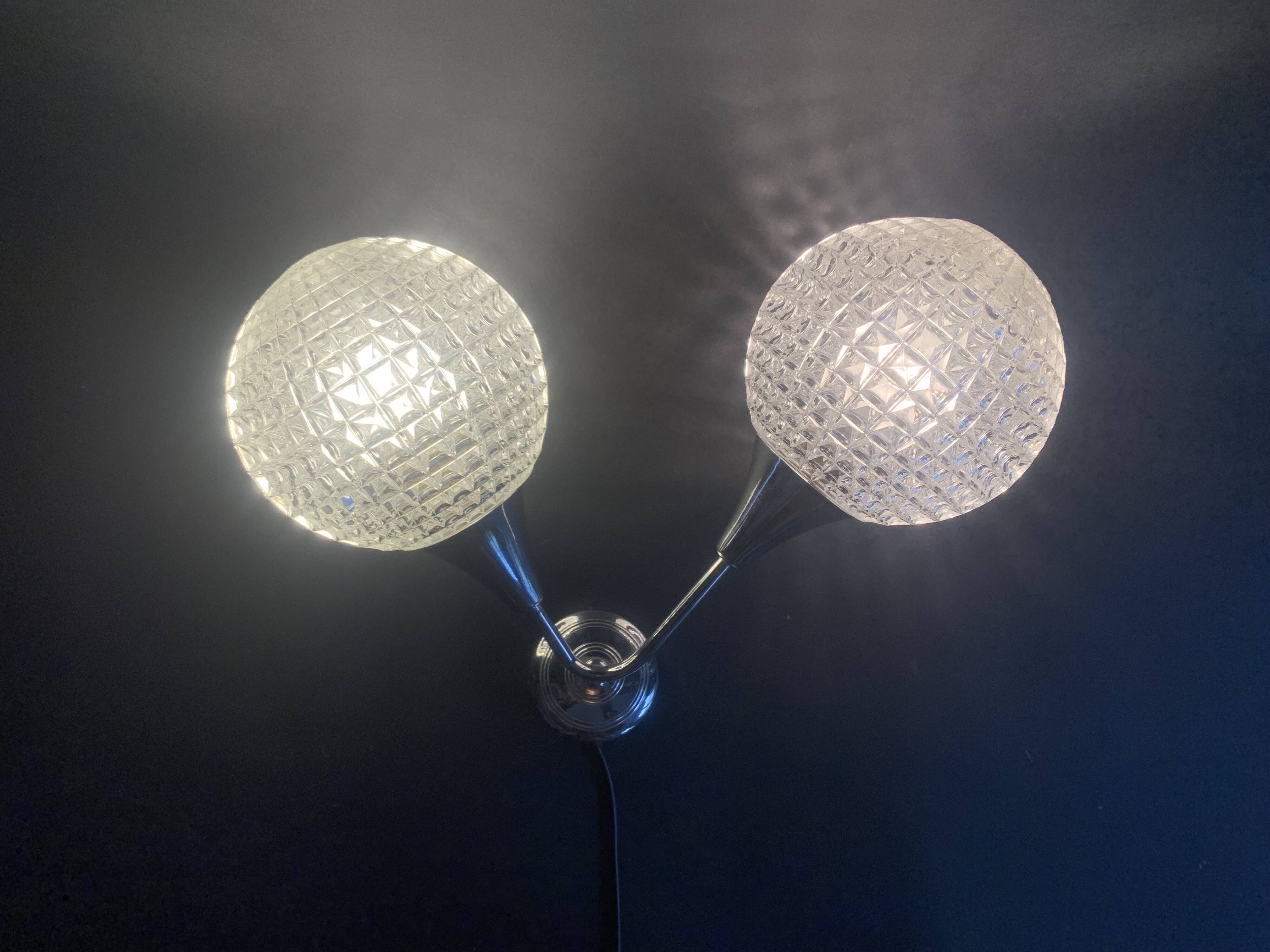 Double wall sconce and globe in diamond-pointed chiseled glass, 1960
