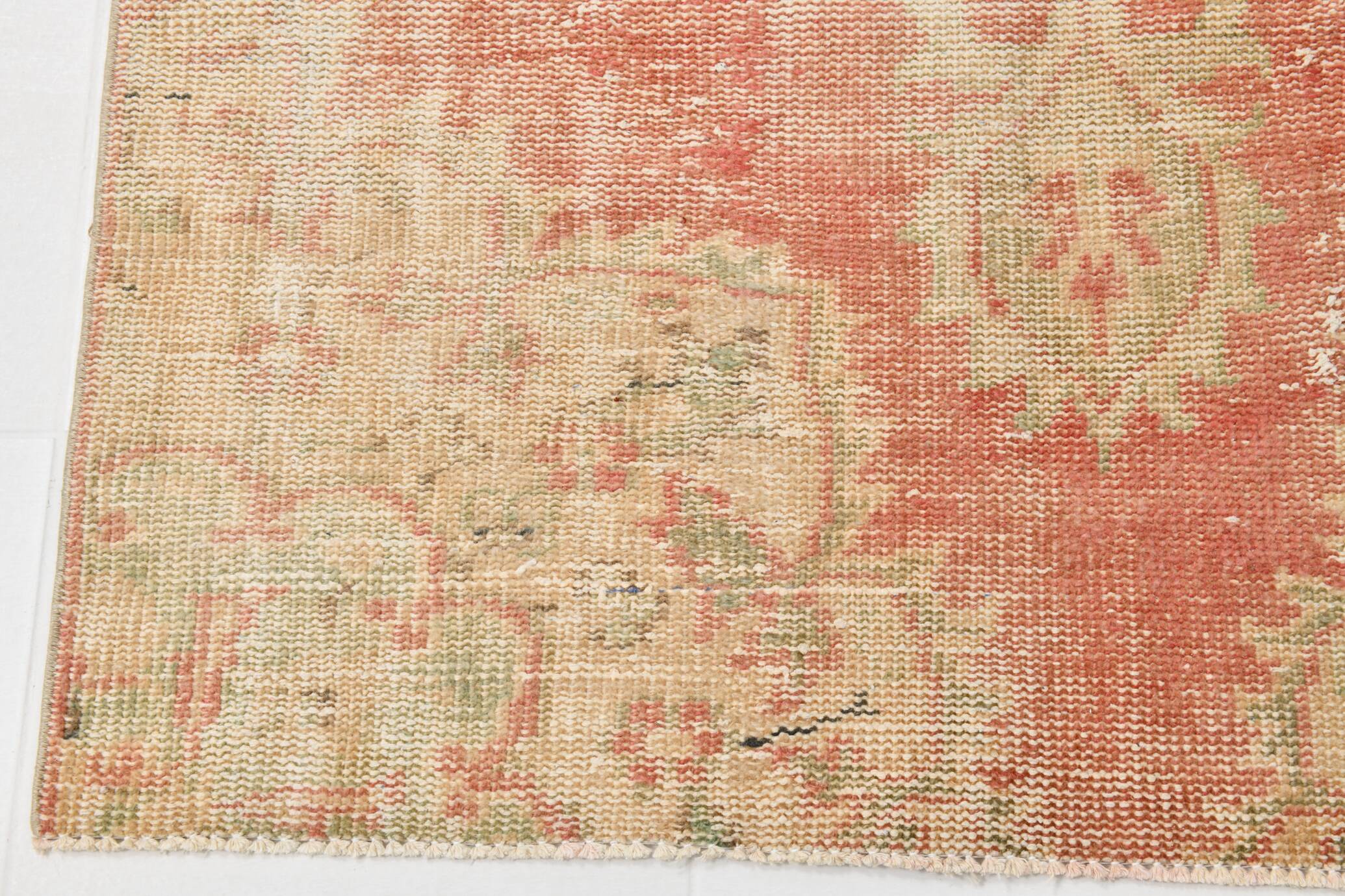 Tapis vintage fait main corail et beige, motifs floraux patinés orientaux