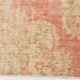 Tapis vintage fait main corail et beige, motifs floraux patinés orientaux