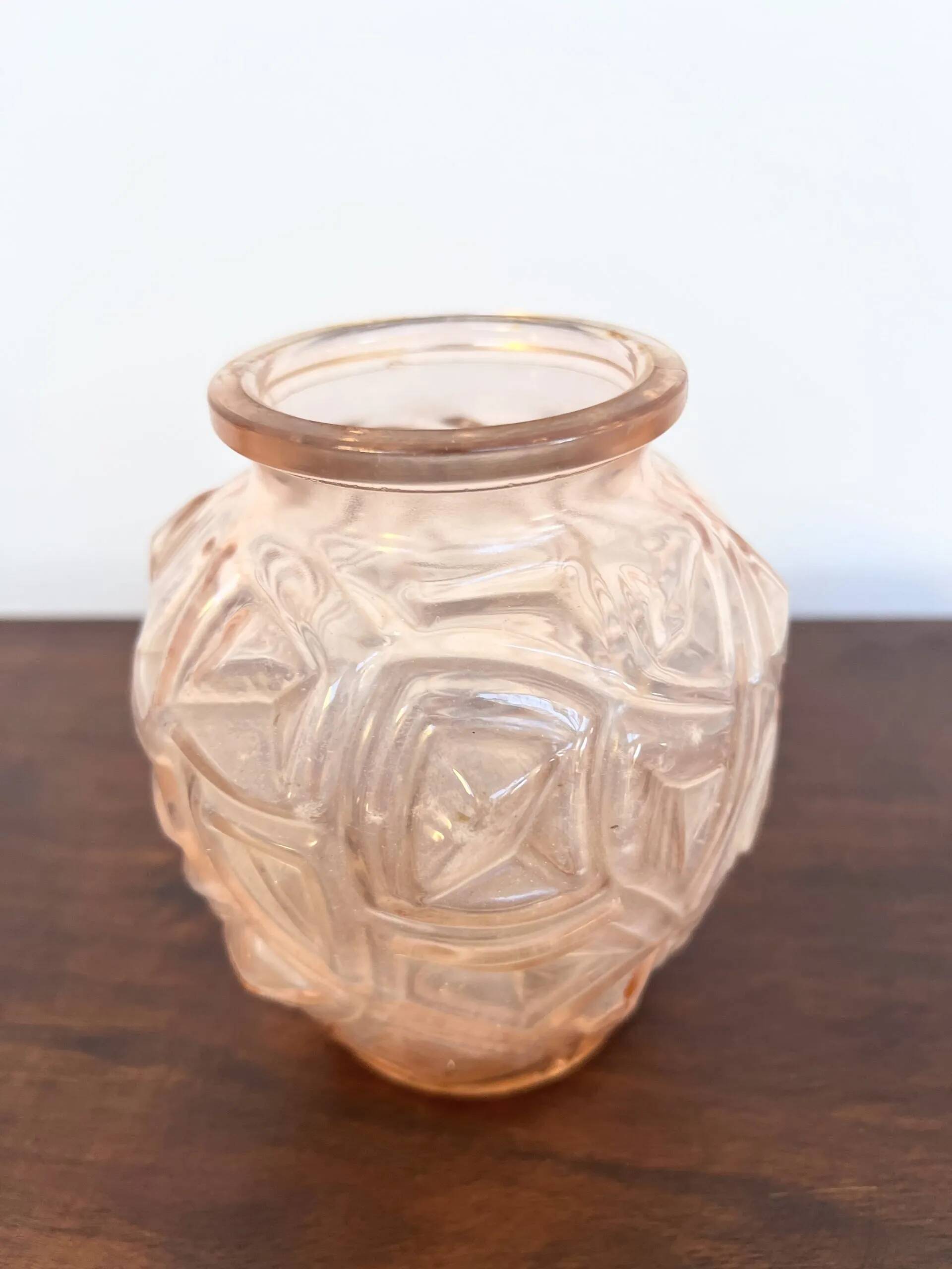 Vase verre moulé rose art déco