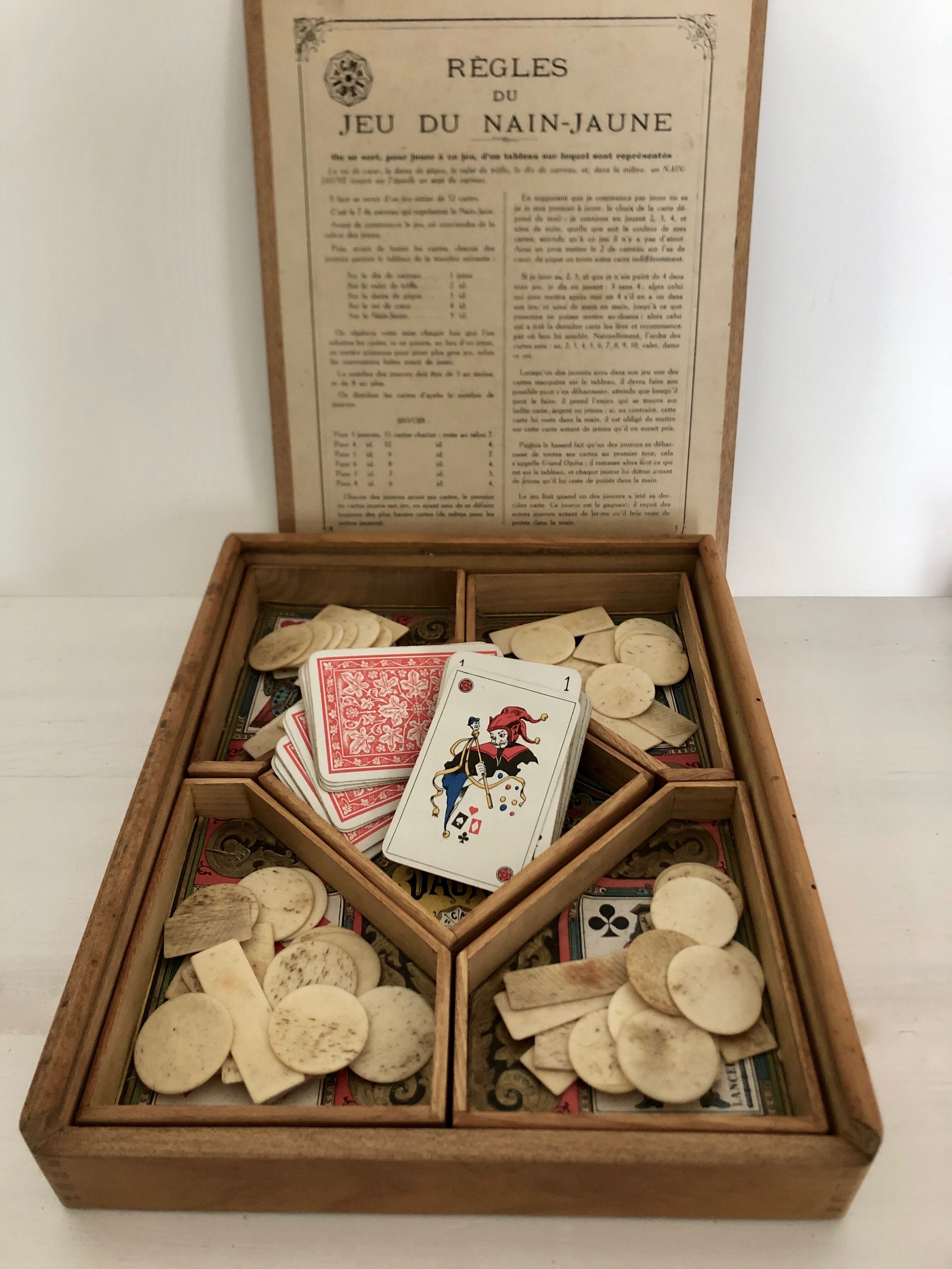 Game of yellow dwarf with its bone chips