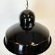 Lampe à suspension industrielle en émail noir, 1960s