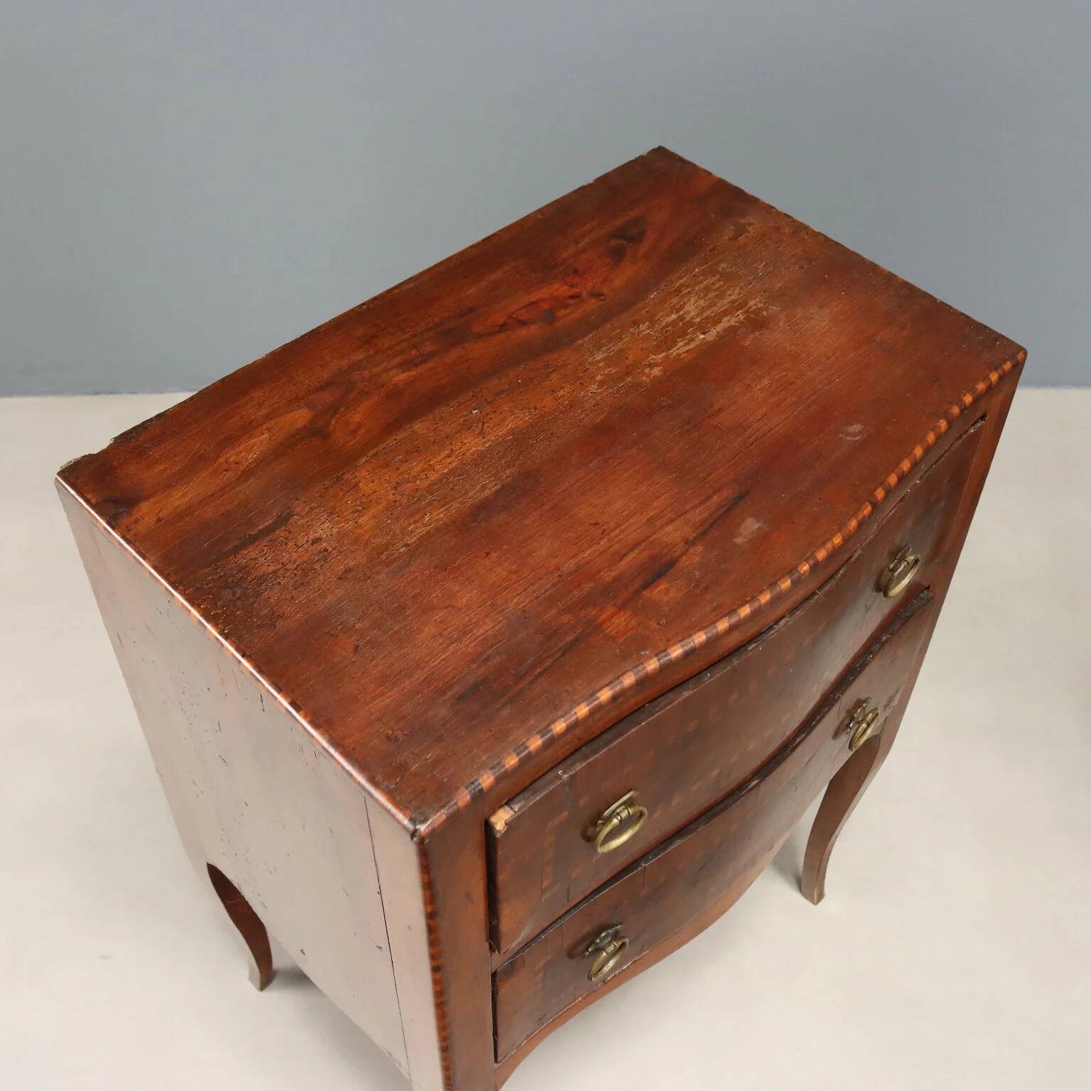 Pair of walnut bedside tables in Barocchetto style