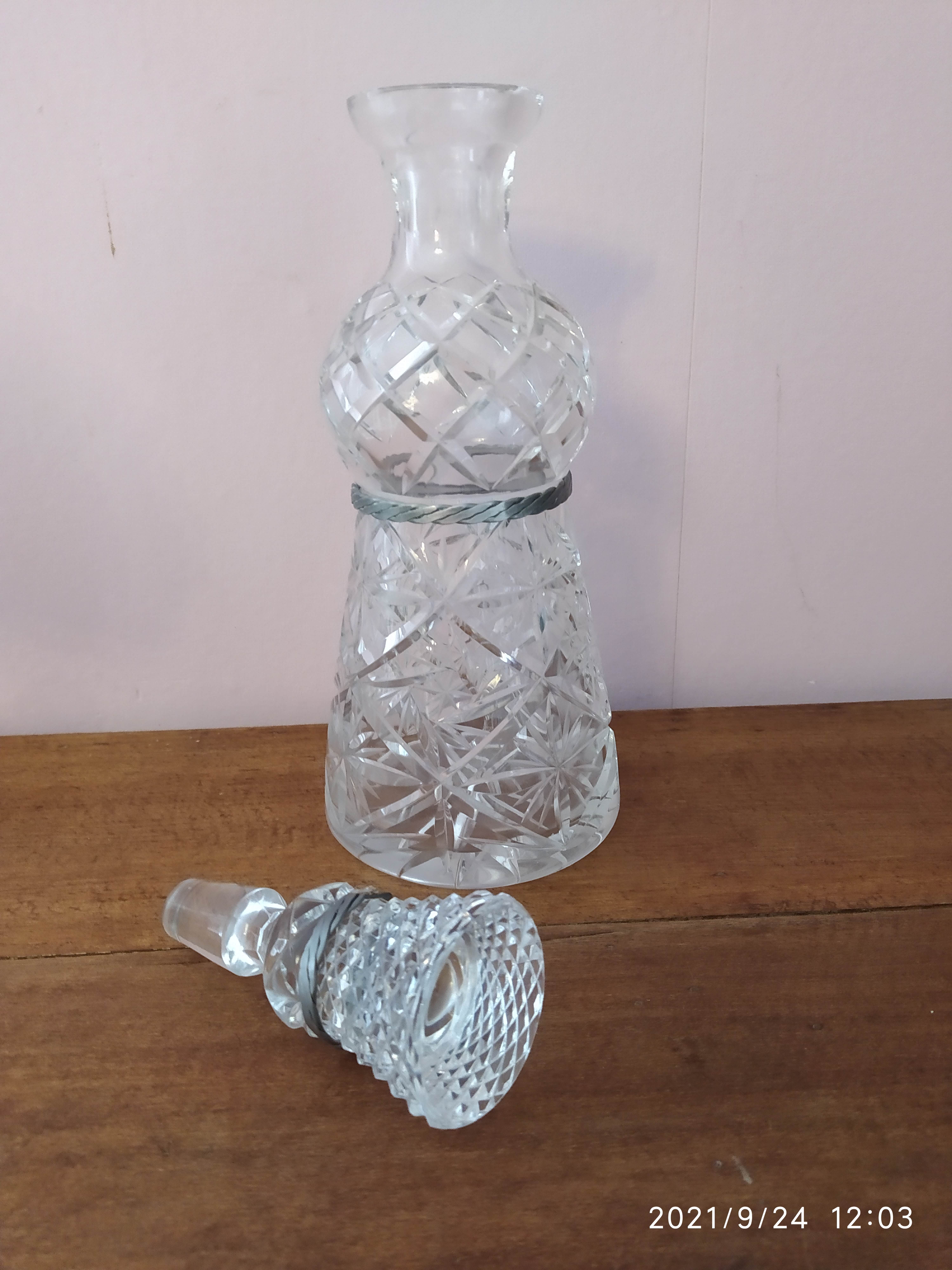 Decanter in crystal and tin accompanied by its cap