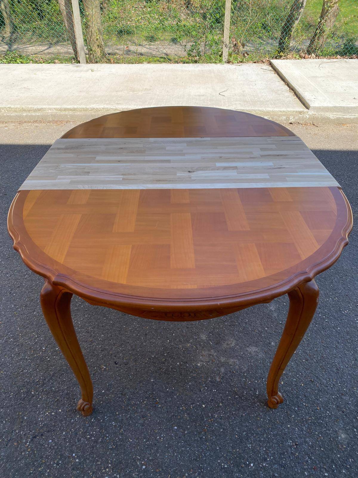 Louis XV oval extendable round table in solid wood and marquetry 160cm