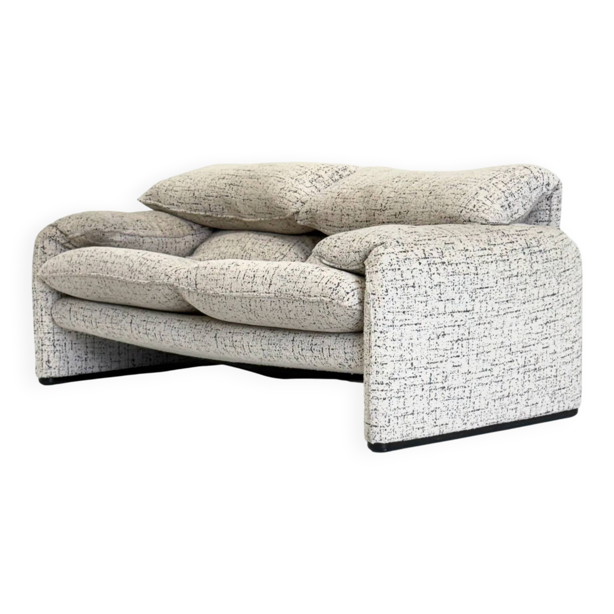 Cassina Maralunga 2-seater sofa by Vico Magistretti off-white with subtle pattern