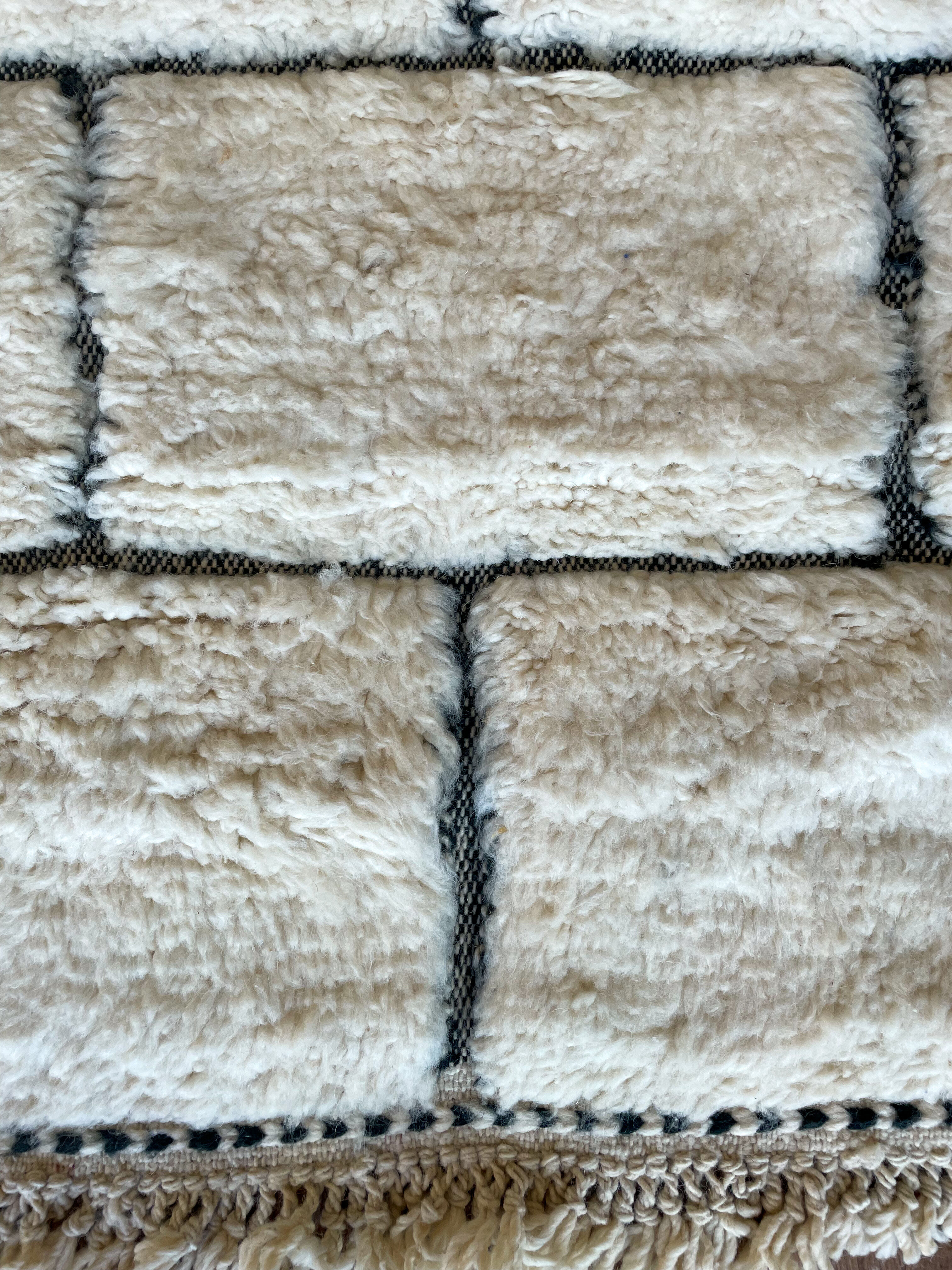 Tapis berbère à carré en reliefs blanc et noir béni ouarain