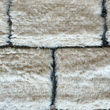 Tapis berbère à carré en reliefs blanc et noir béni ouarain