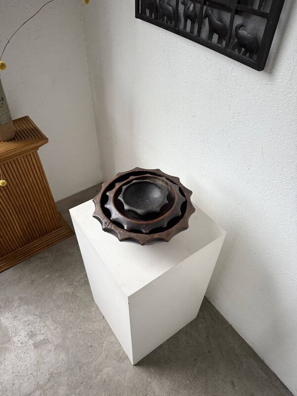 Plats brutalistes en bois, art populaire savoyard