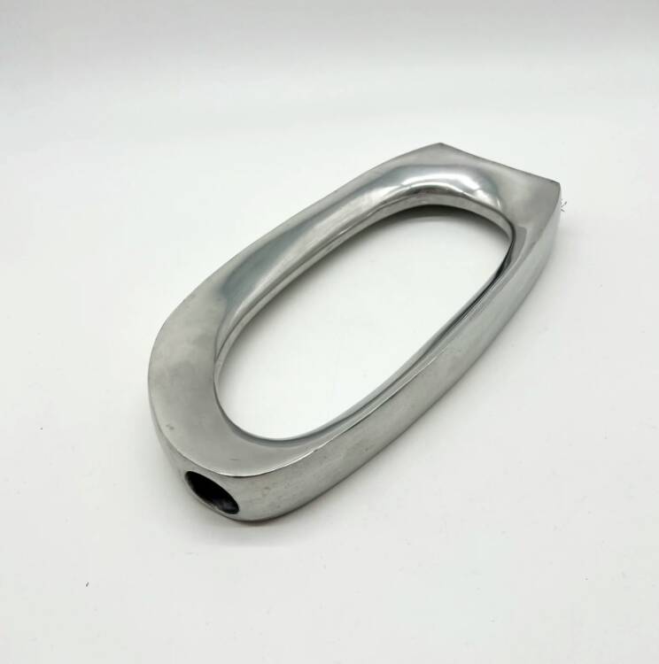 Vase sculptural en fonte d’aluminium — 1980s