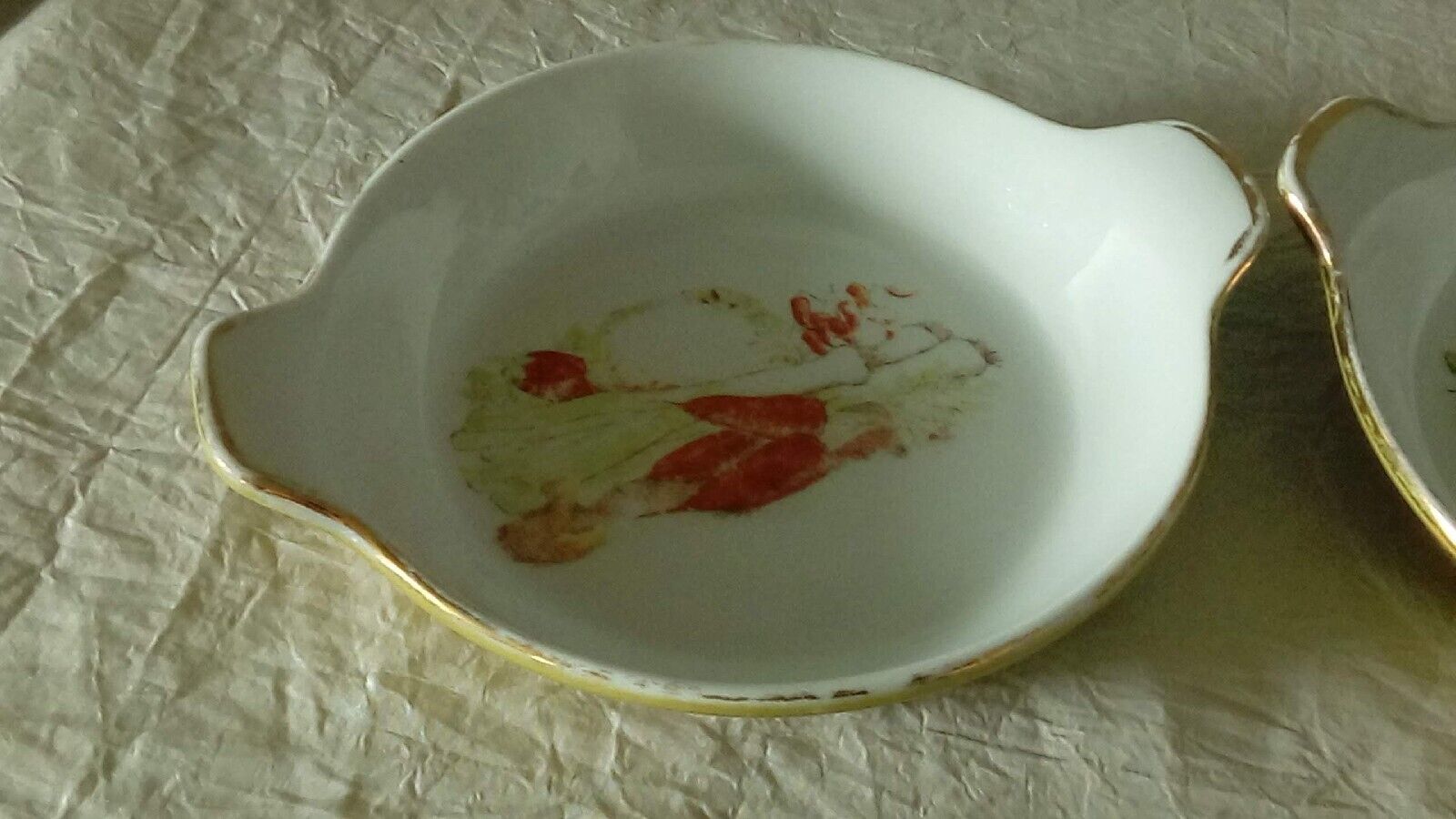 Porcelain egg dishes