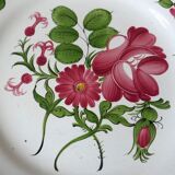 Ancient plate in eastern French earthenware polychrome decorated with 19th flower