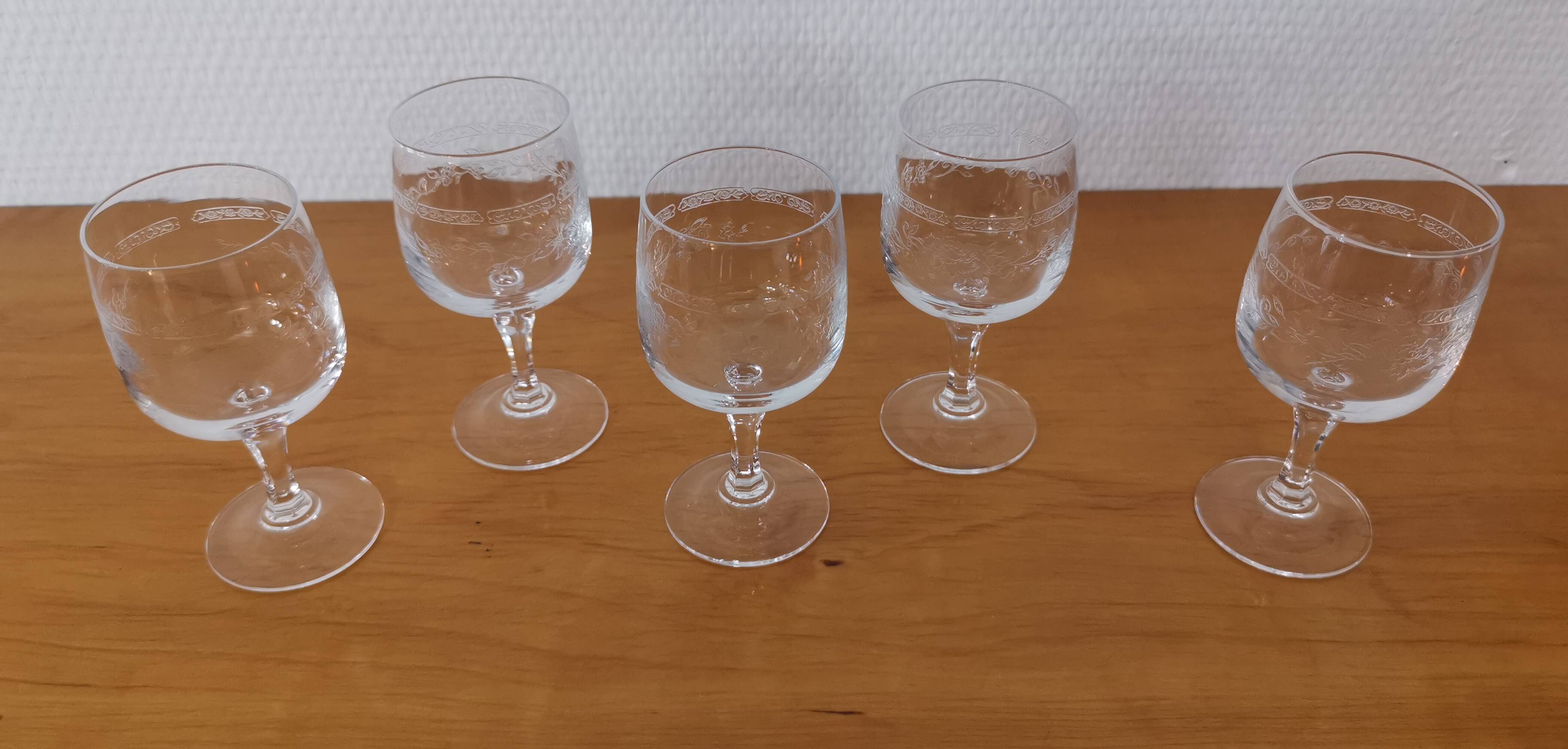 Set of 5 old port glasses with engraved crystal stems