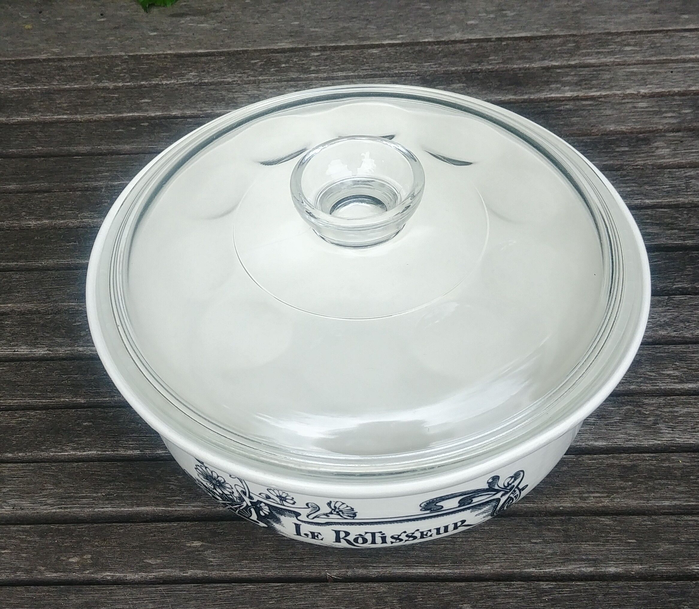 Serving dish with its glass lid of the earthenware factory of Gien model "the roaster"