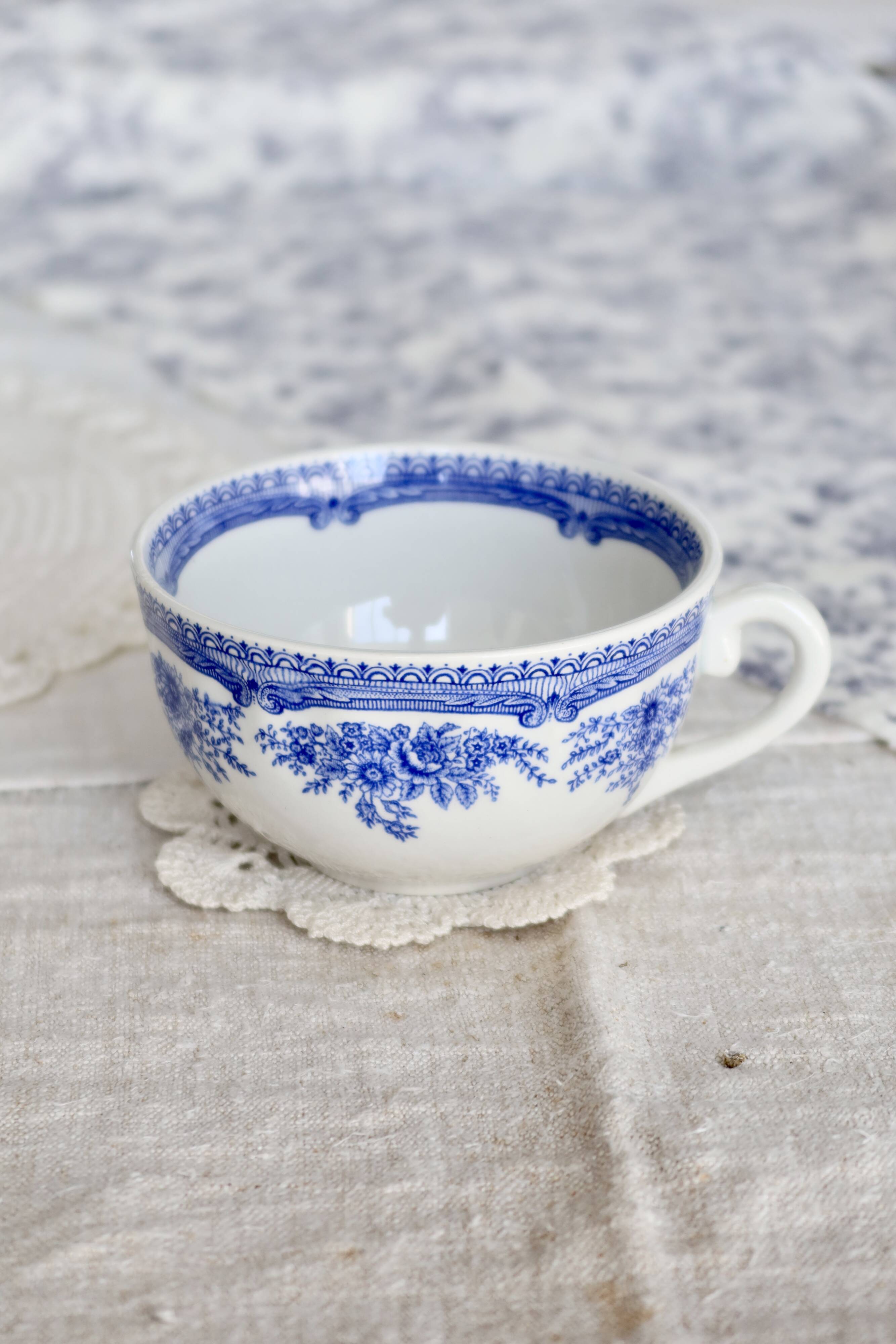 Antique blue and white earthenware teacup - Floral decoration