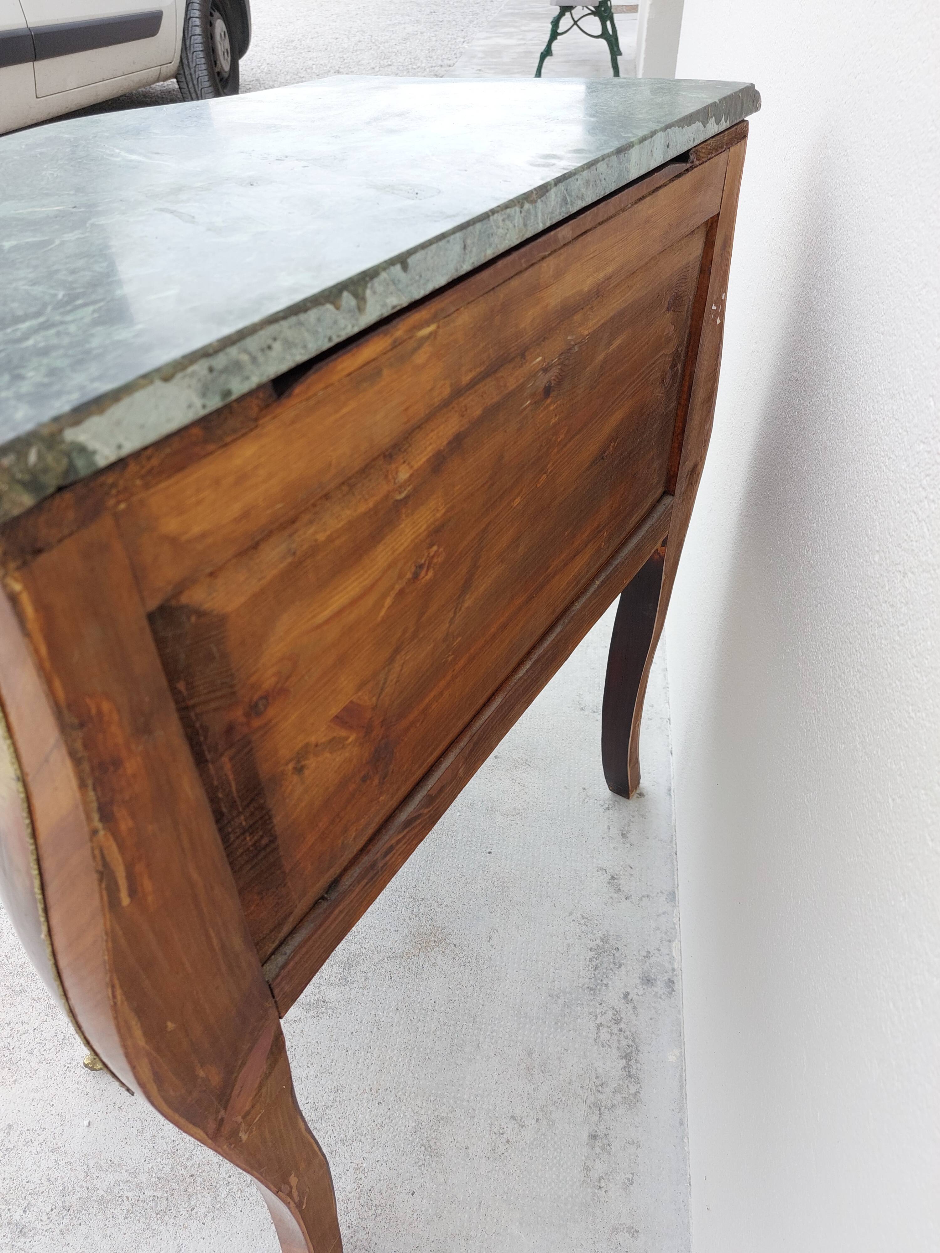 Louis XV curved chest of drawers in Martin varnished marquetry