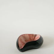 Vide-poche en céramique, forme libre, noir et rose, 1970