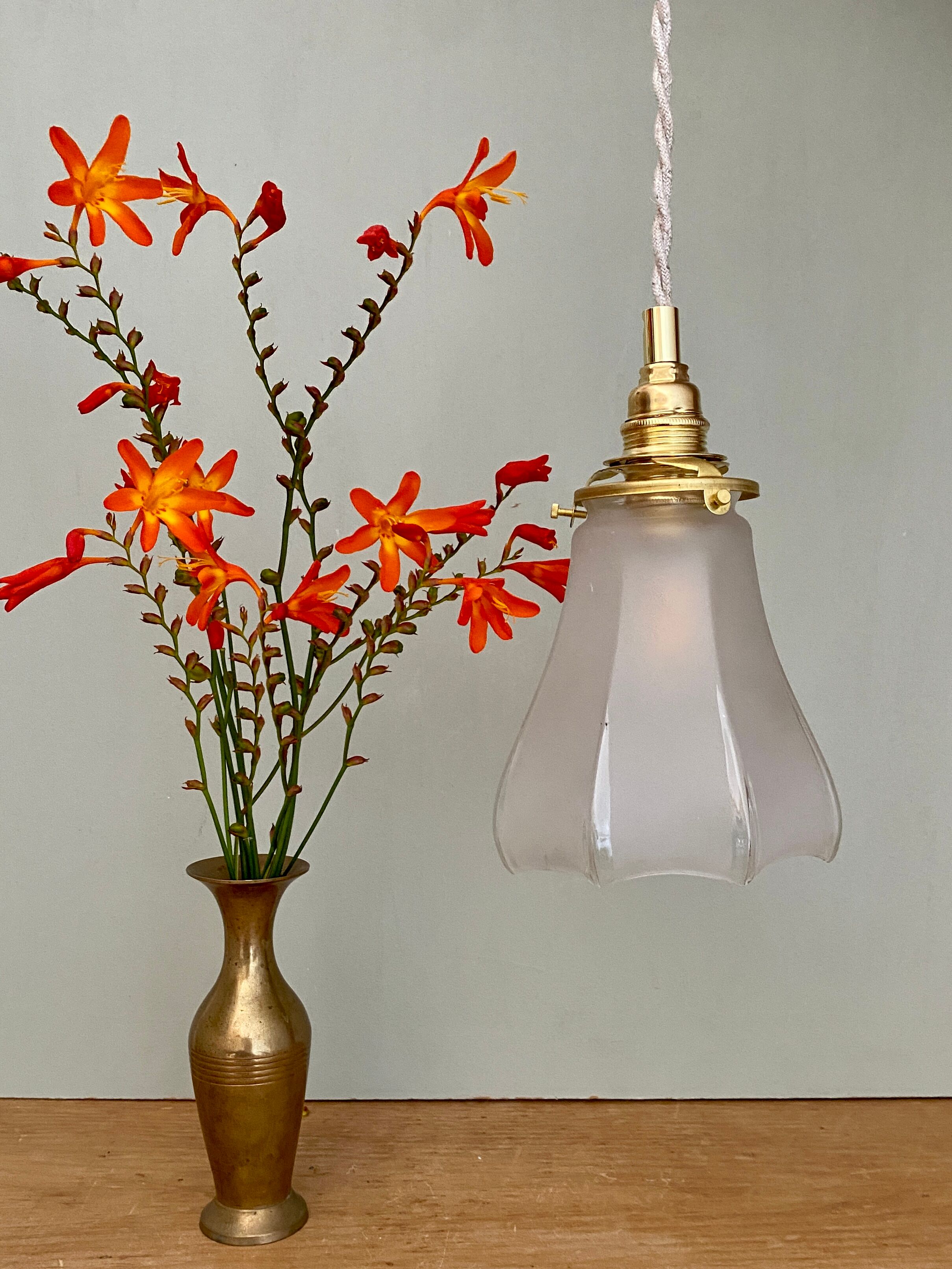 Vintage frosted glass tulip ride