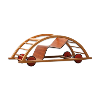 Fauteuil à bascule en forme de voiture pour enfants conçue par Hans Brockhage