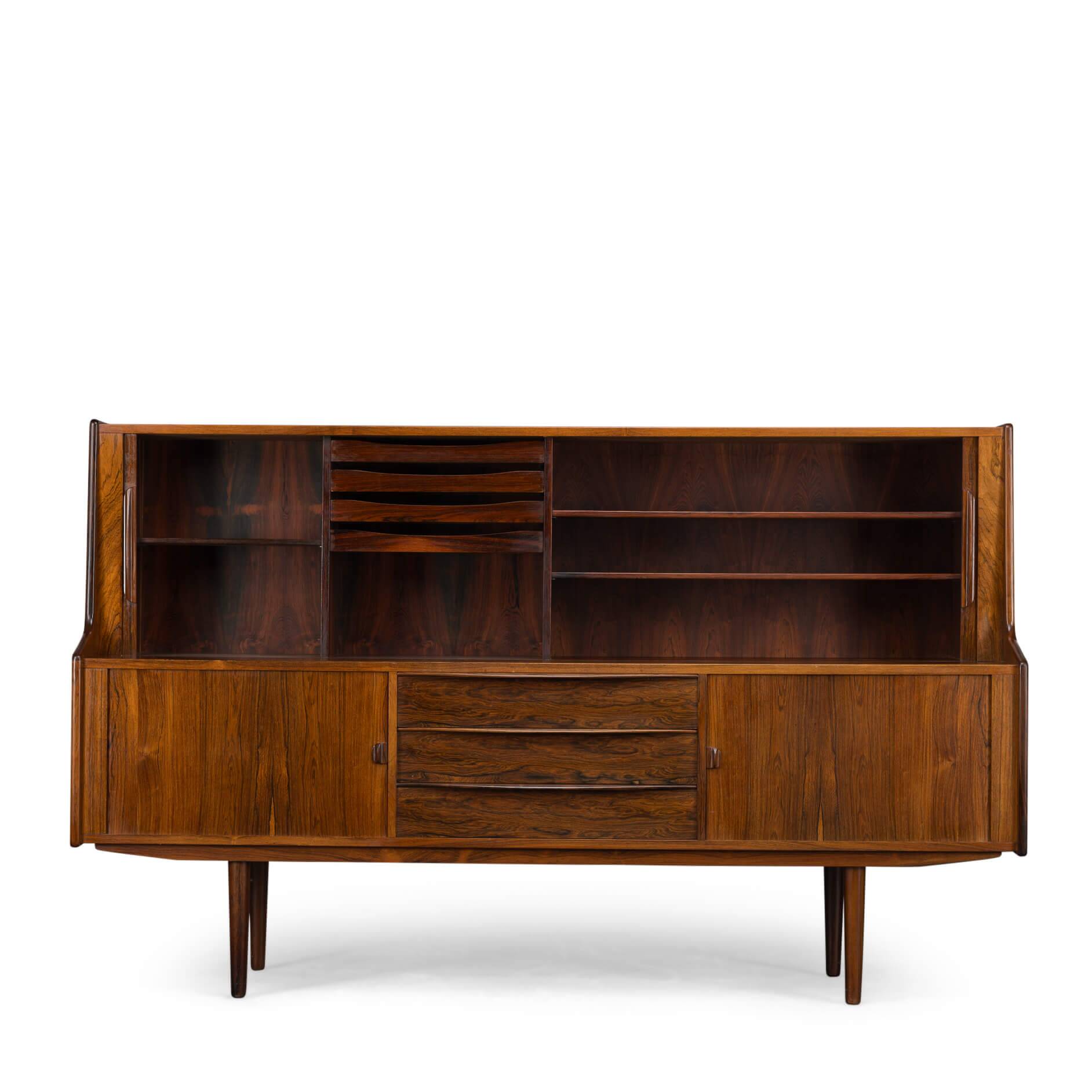 Buffet en palissandre haut avec portes tambour fabriqué par Farstrup, années 1960.