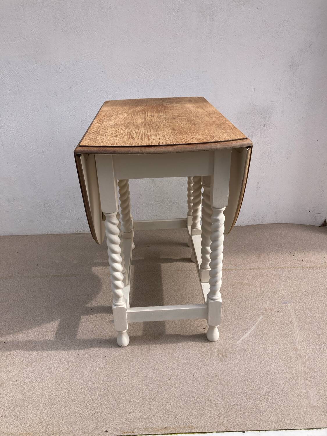 Gateleg drop leaf table