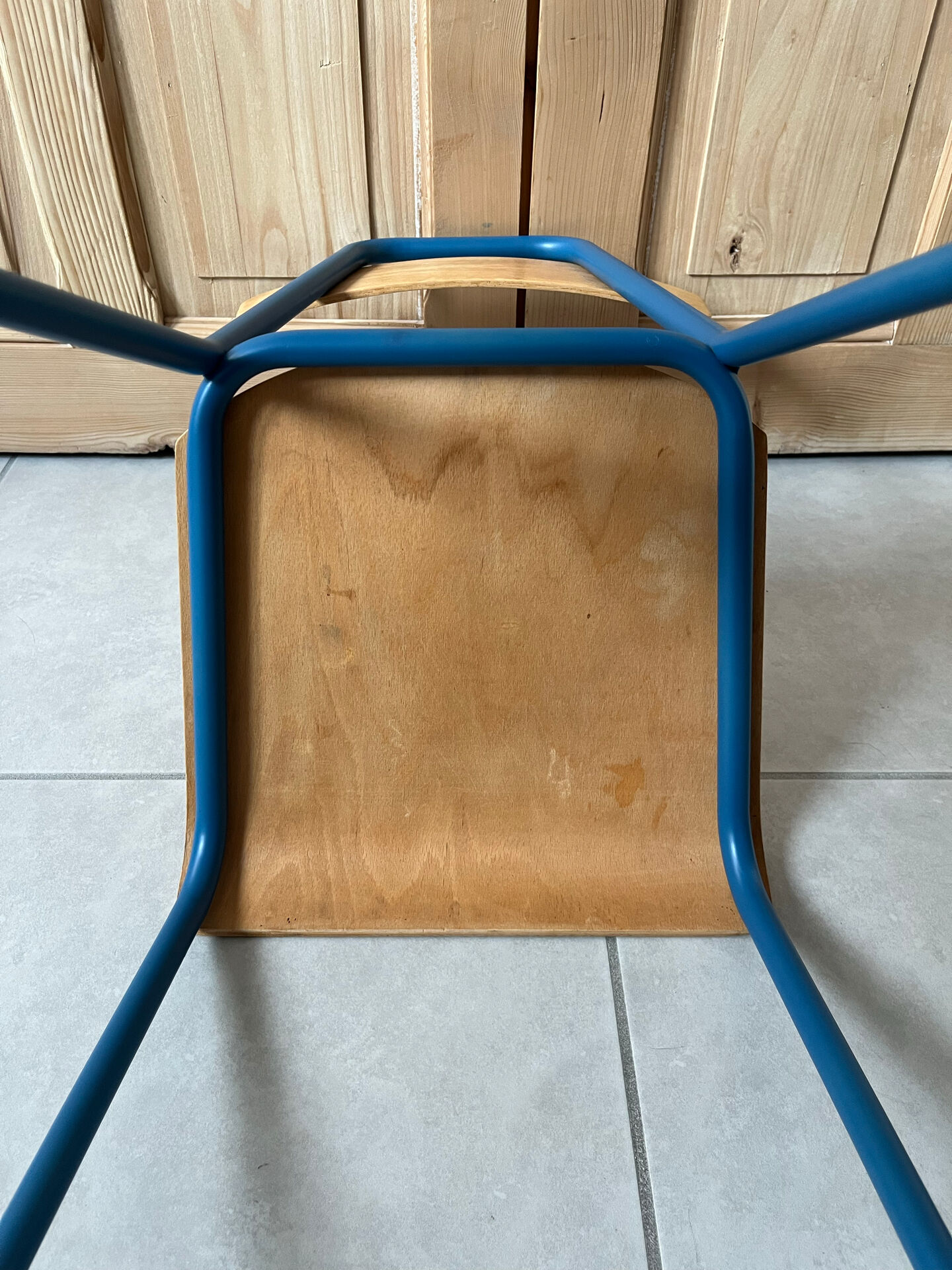 Chaise d'école vintage rénovée
