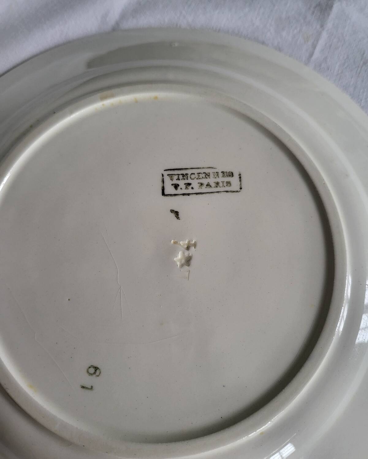 2 Vincennes earthenware dinner plates, Paris