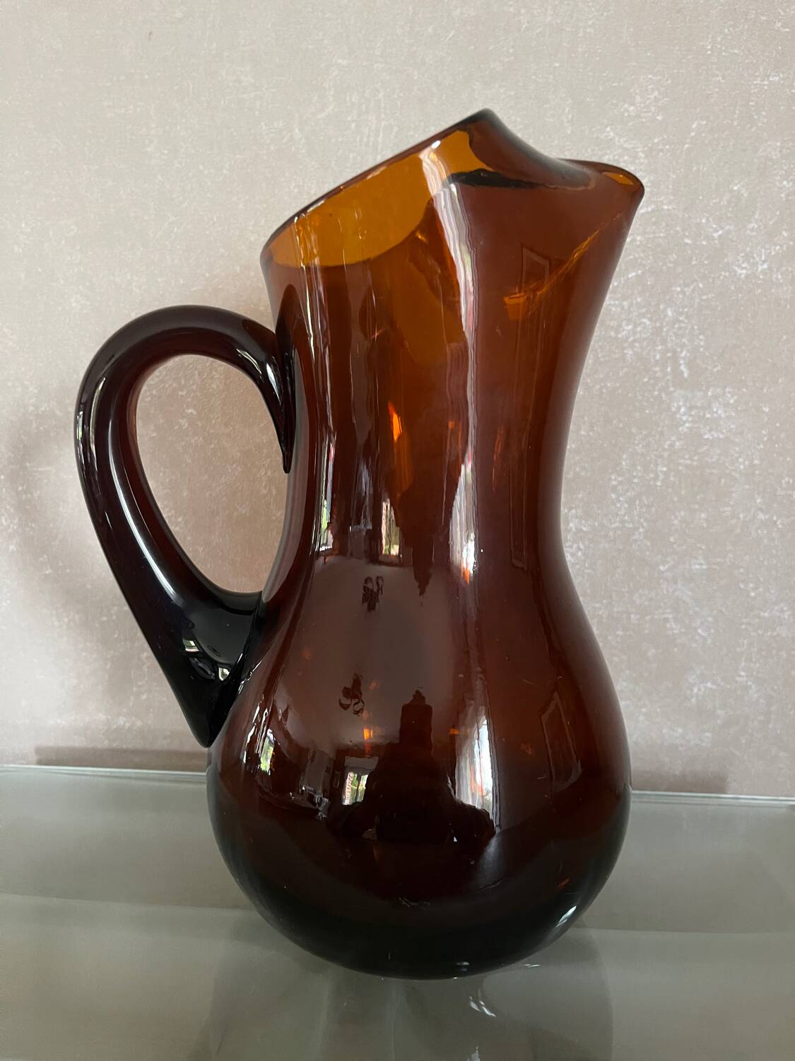 Ancienne carafe en verre ambré