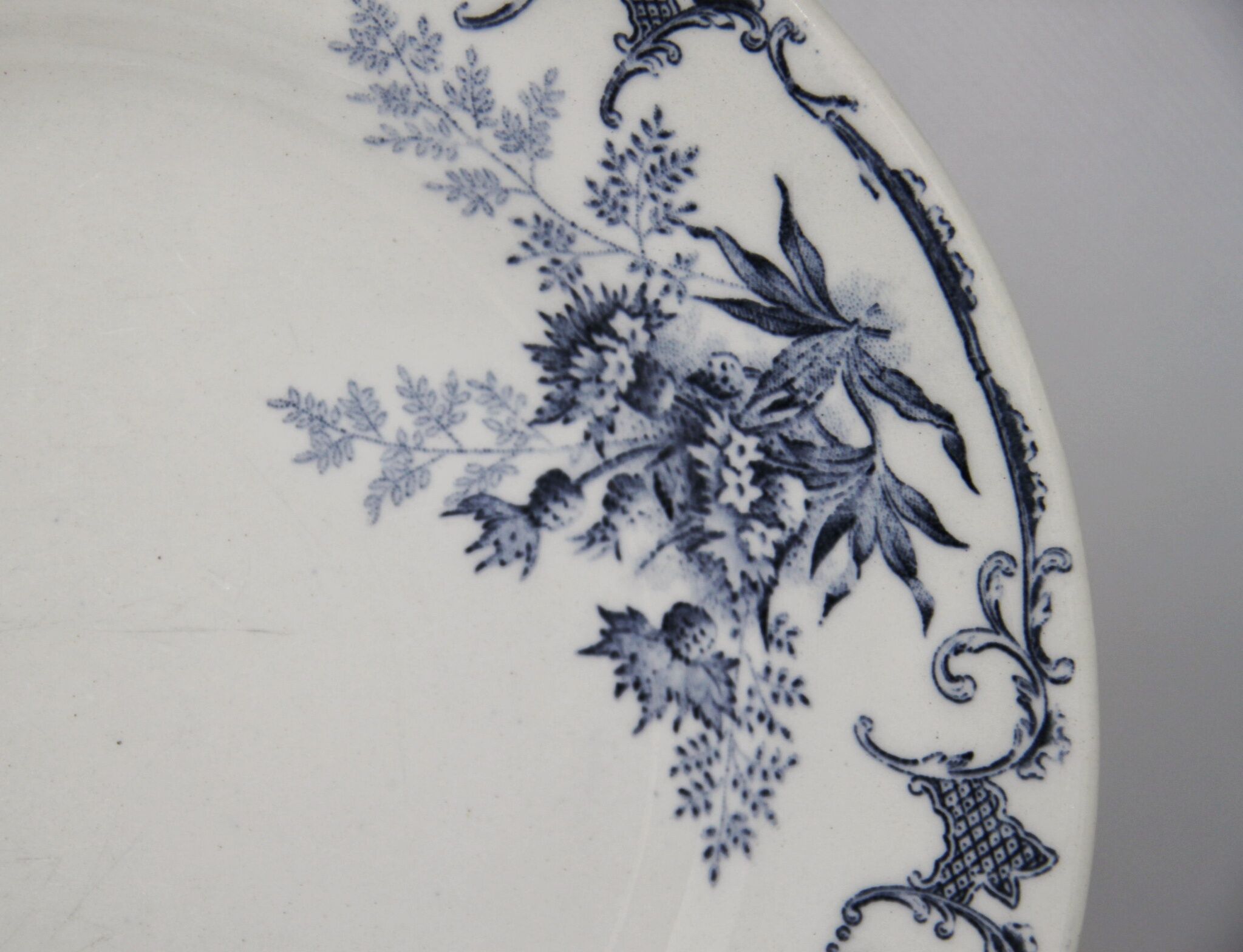 6 Flat plates Terre de Fer Boulenger - co. Choisy Le Roi - Floral motifs