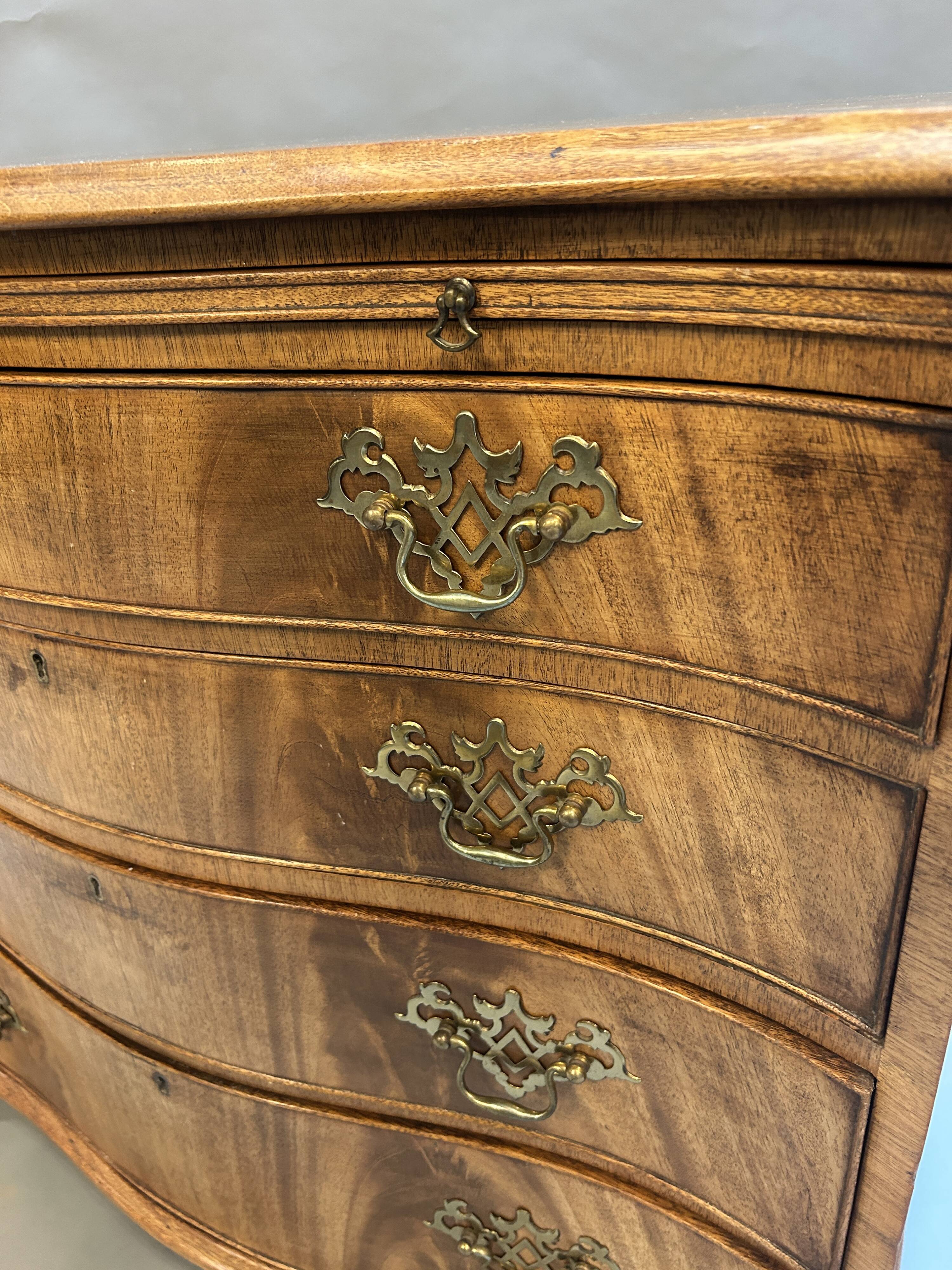 C19th Mahogany Chest Of Drawers Of Serpentine Outline