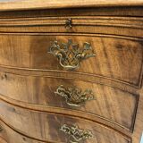 C19th Mahogany Chest Of Drawers Of Serpentine Outline