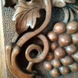 Bas relief en bois, grappe de raisin sculpté
