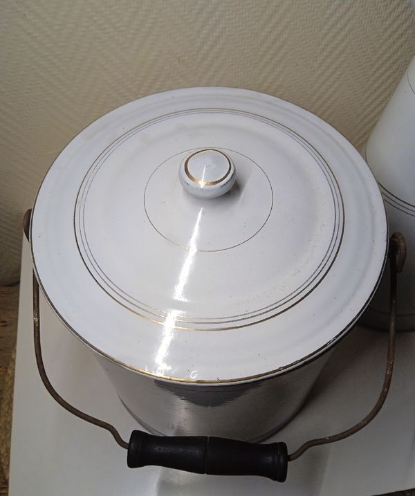 Broc et seau émaillé