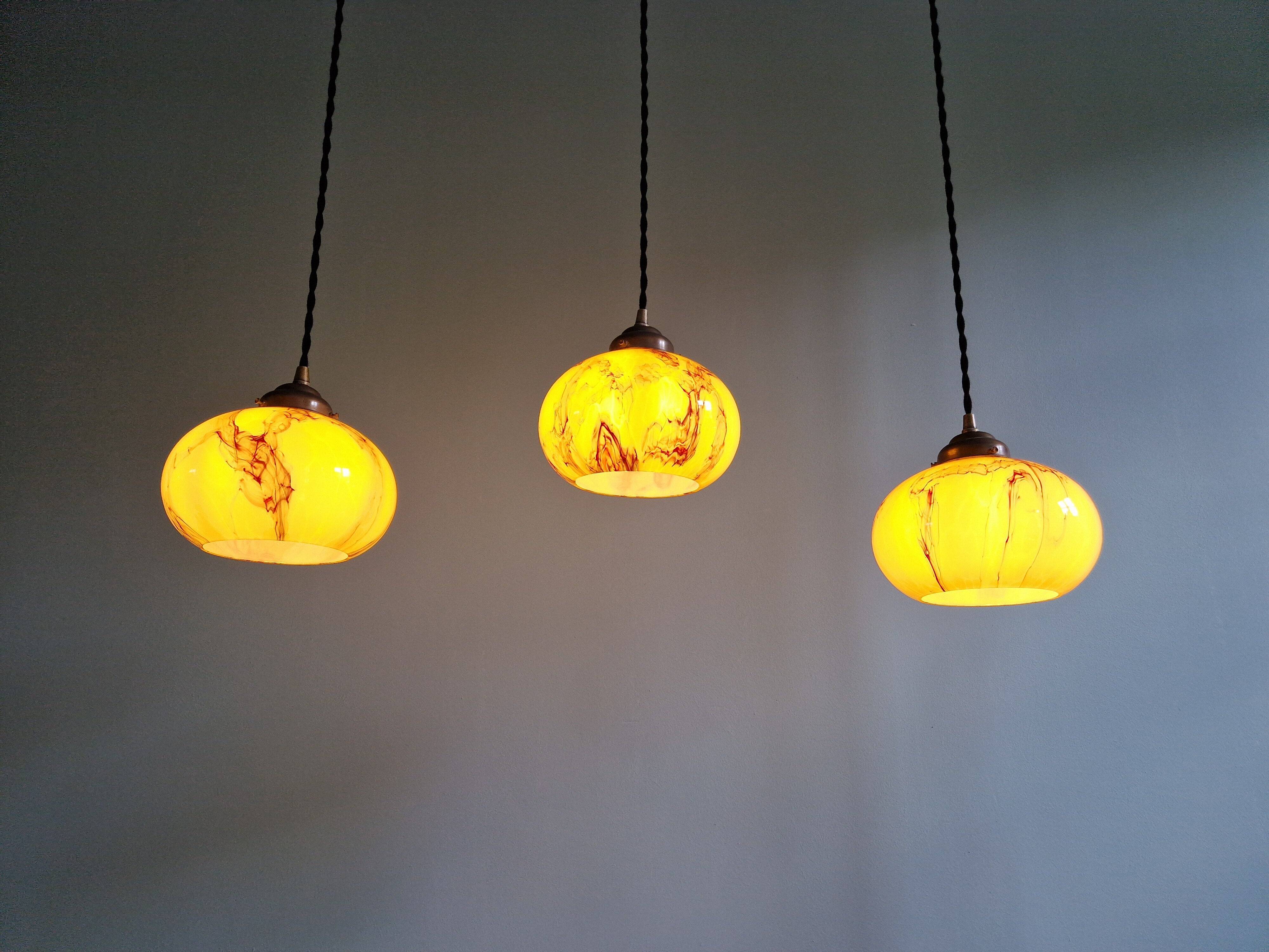 Trio de suspensions art déco en opaline marbrée, Scailmont, 1920-30