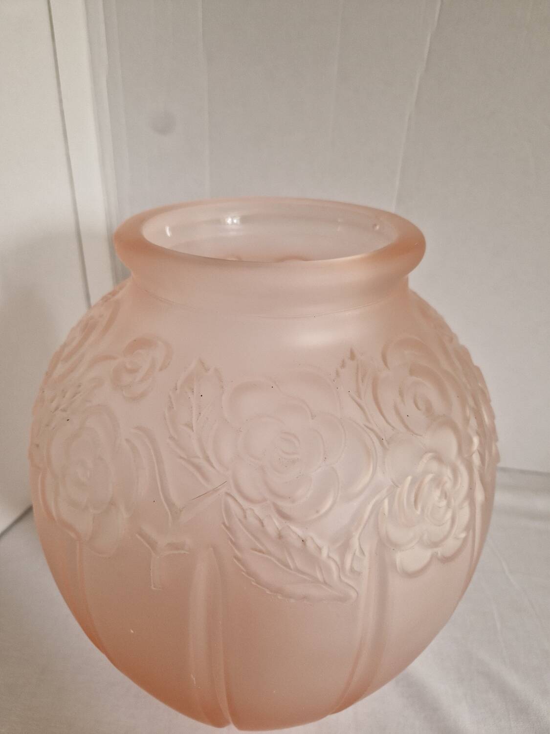 Large pink art deco vase in molded glass with flower decoration