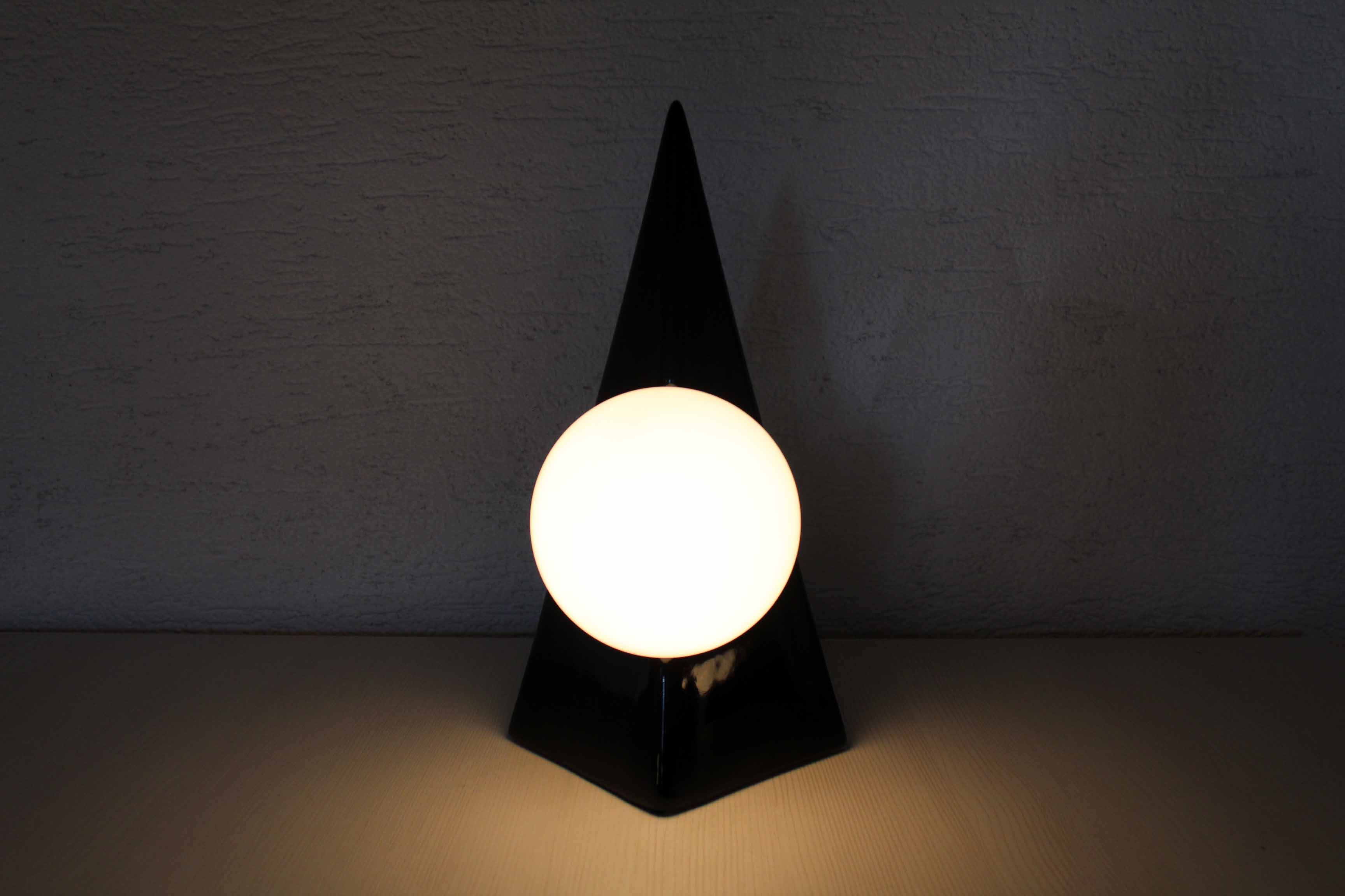 Pyramid lamp in ceramics 70s/80s