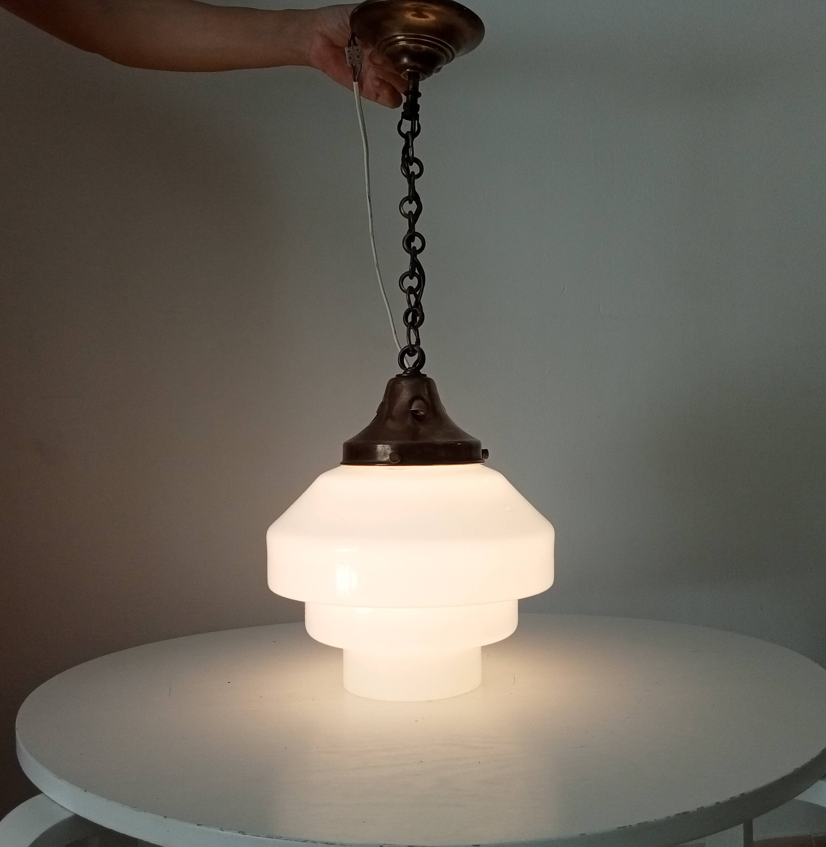 Art Deco "Skyscraper" suspension from the 1930s in opaline and brass.