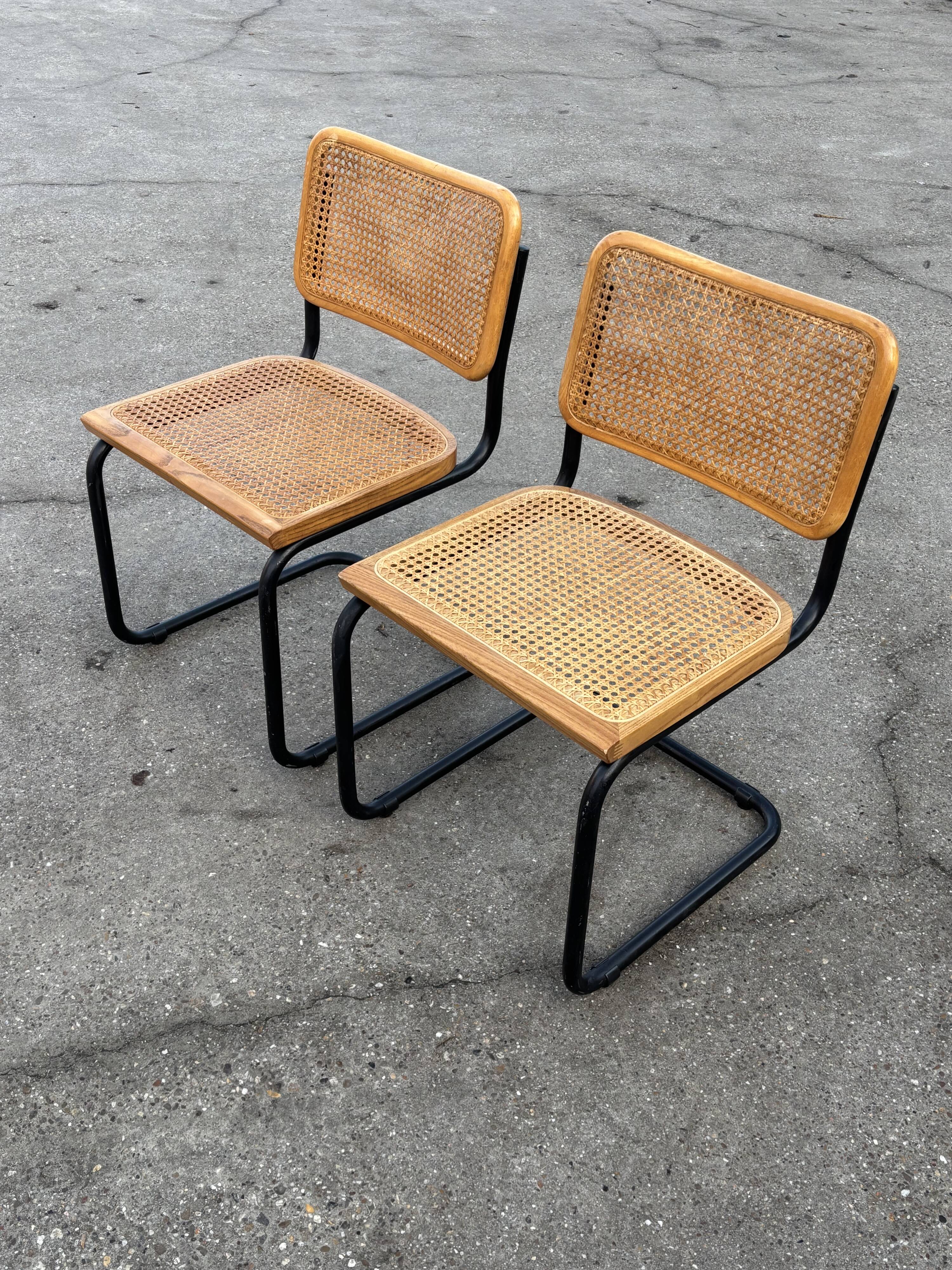 Ensemble de 4 chaises Cesca B32 conçues par Marcel Breuer, cadre noir.