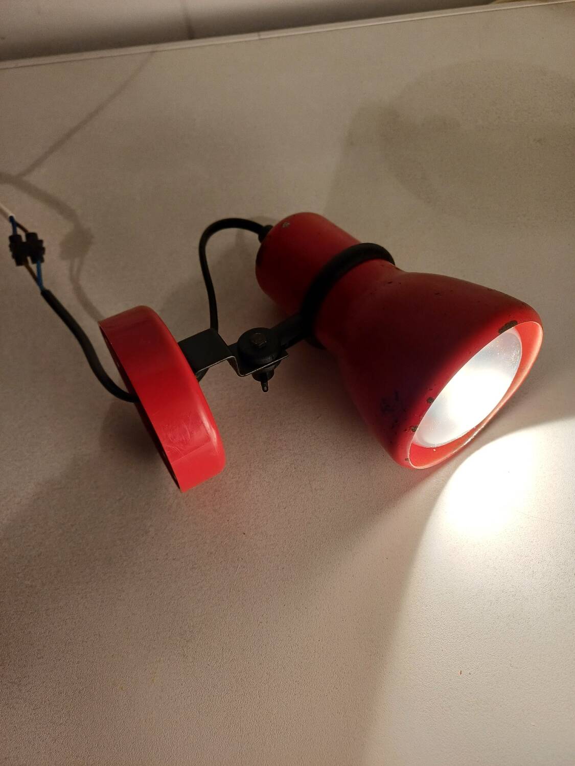 Spot mural en métal laqué rouge 70's