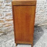 Oak chest of drawers has 5 drawers