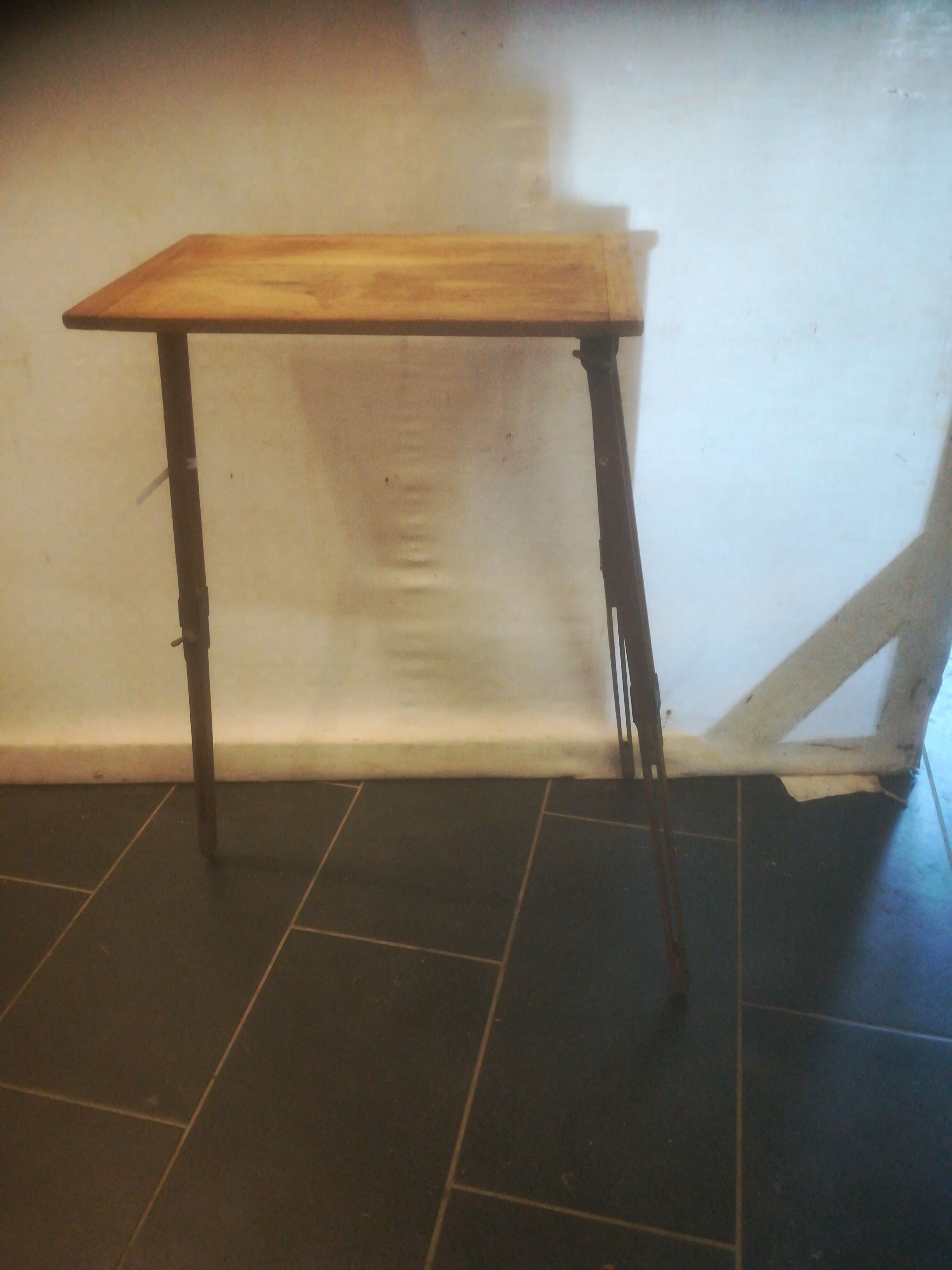 Adjustable drawing table