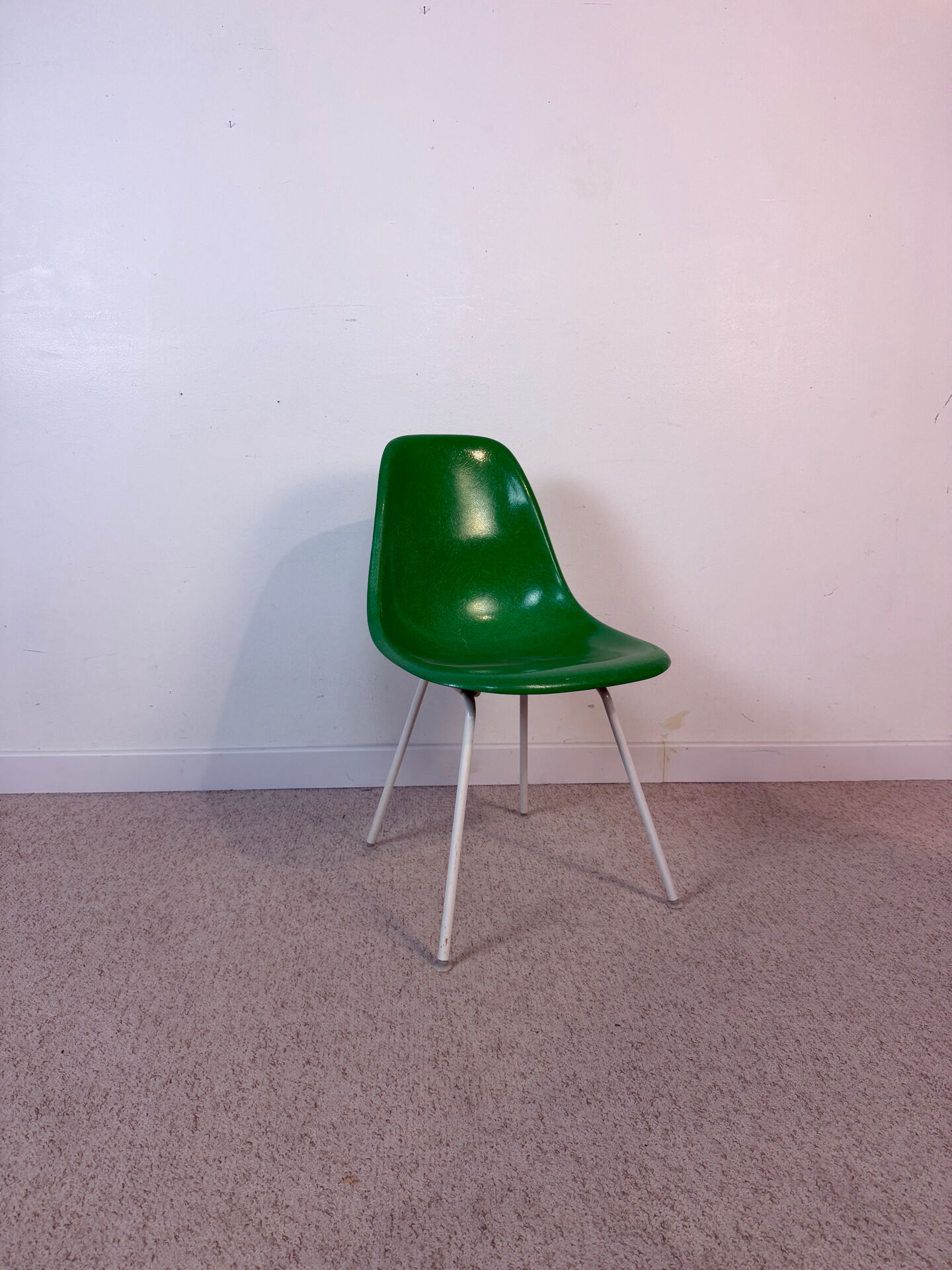 Set of 5 Eames Herman Miller chairs in fibreglass.