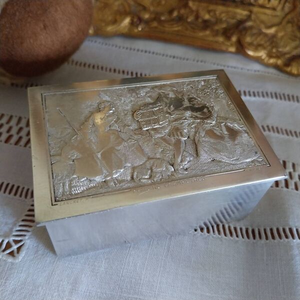Ancienne boîte à bijoux en métal argenté