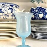 Vase en opaline bleu ciel