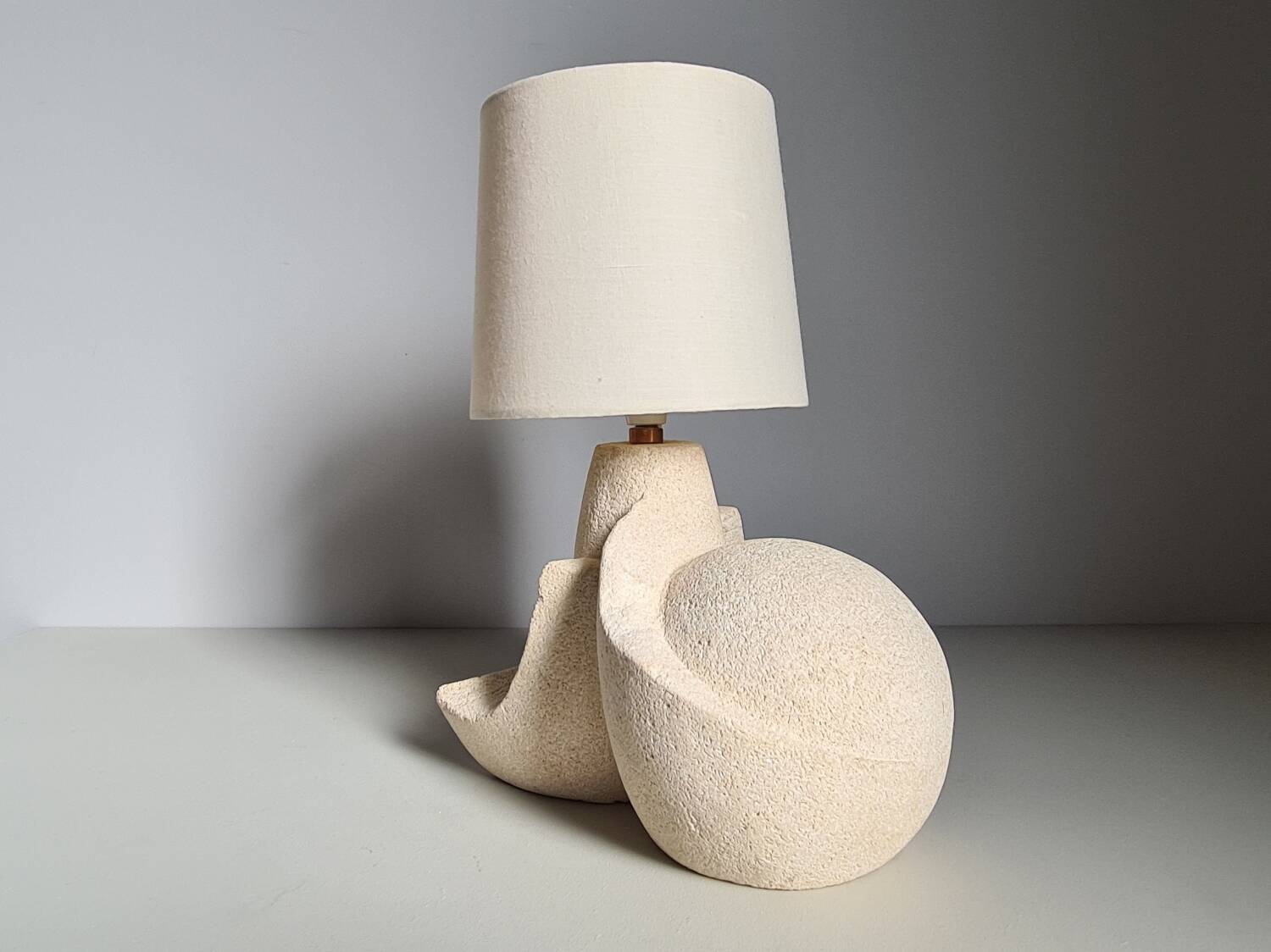 Albert Tormos style sculpture lamp in white stone / 60s / art / artisanal work / Mid-Century / France / 20th century