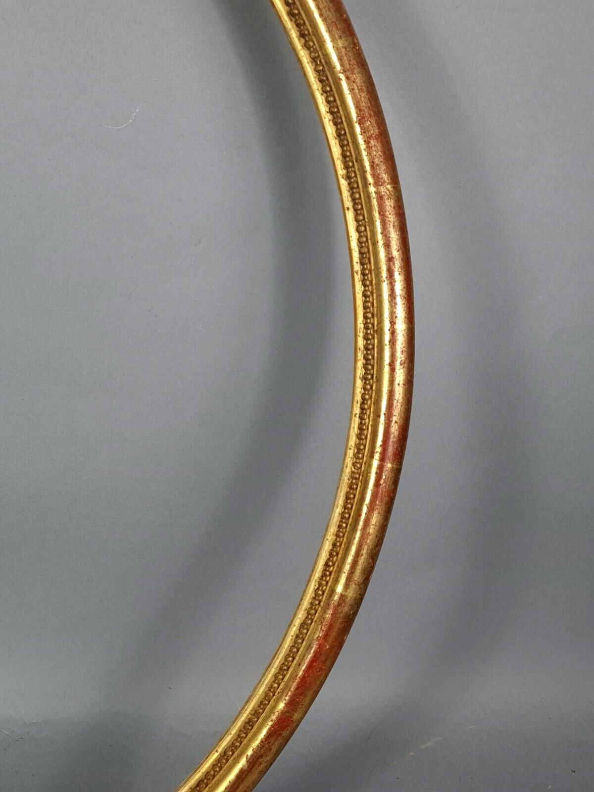 Oval beaded frame nineteenth century wood gilded stucco 69,7x59 foliage 64x54 cm SB