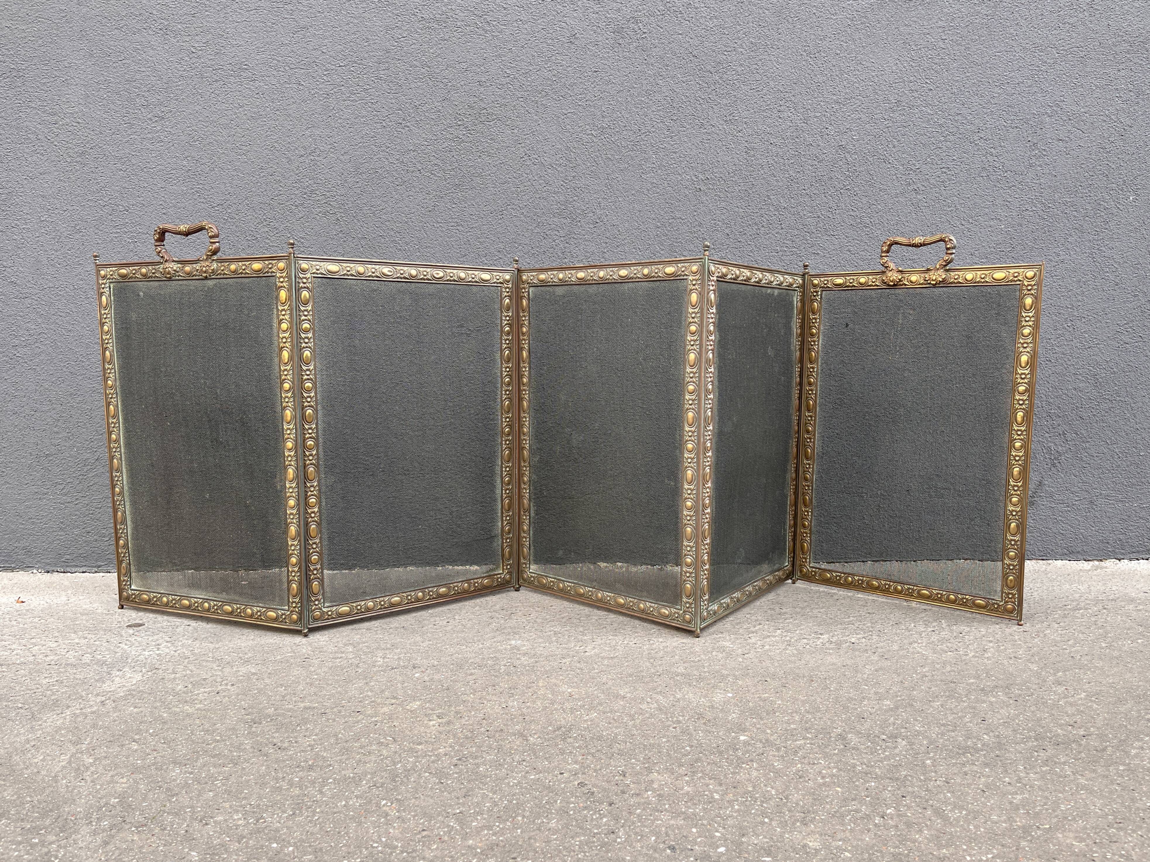 Antique fireplace screen in copper and brass from the 19th century.