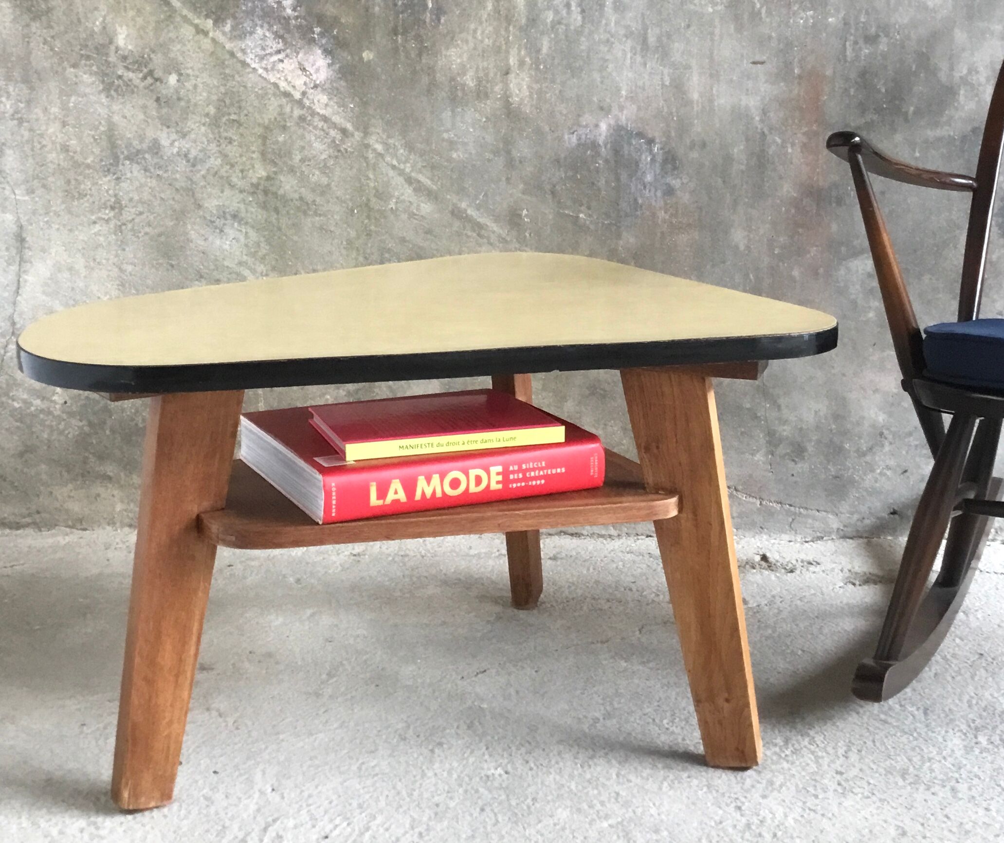 Modernist free-form tripod coffee table 2 trays - 1950